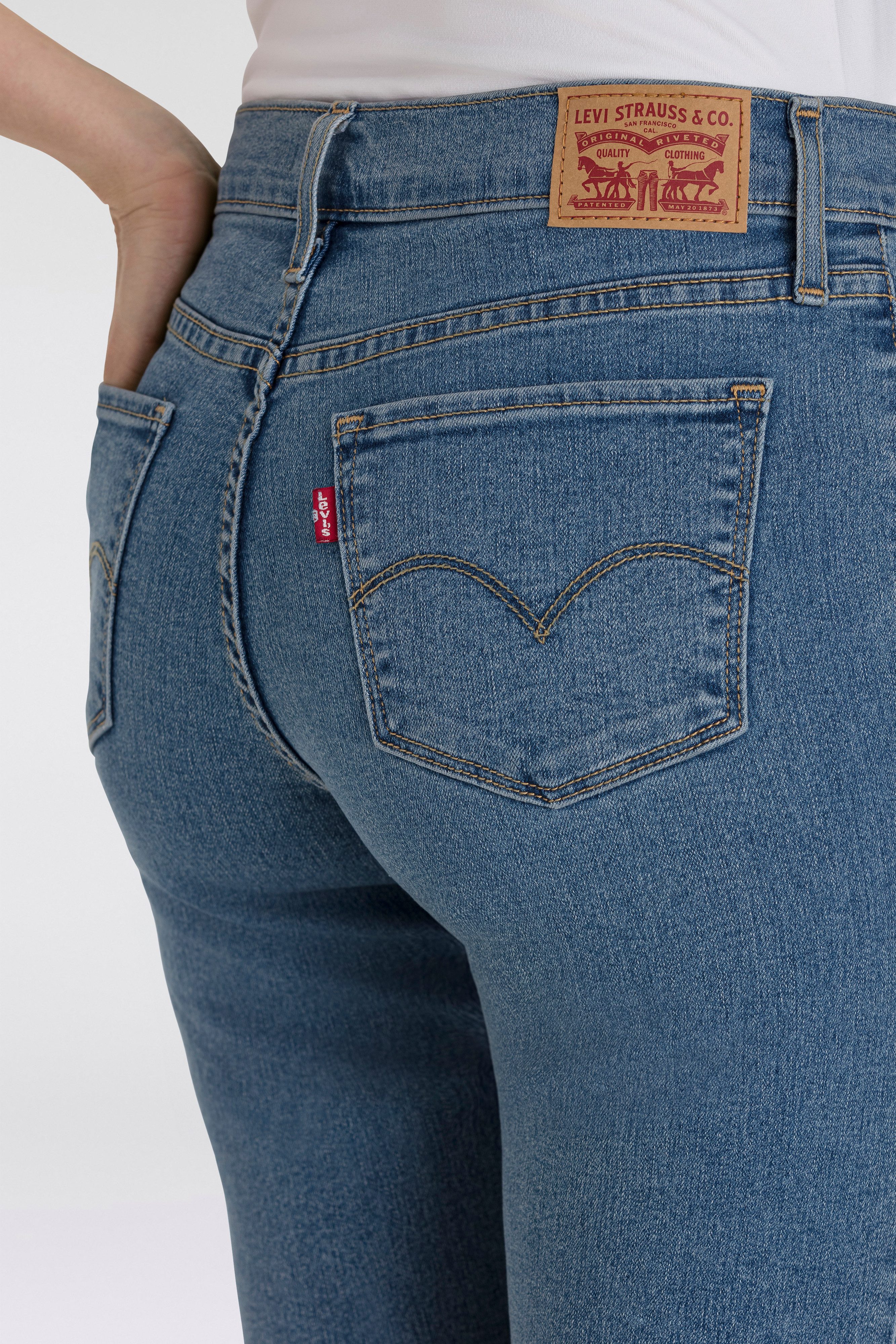 Levi's® Shorts SHAPING BERMUDA Sommerhose im Five-Pocket Style