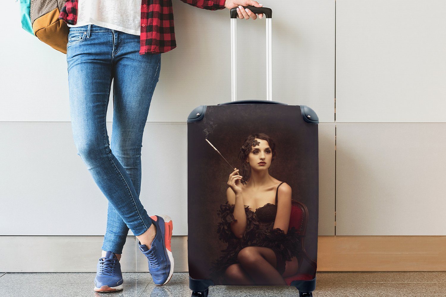 den Roaring Reisetasche Handgepäckkoffer eine 4 mit Zigarette Handgepäck Twenties, in rollen, raucht Reisekoffer Rollen, MuchoWow Trolley, Ferien, Frau für