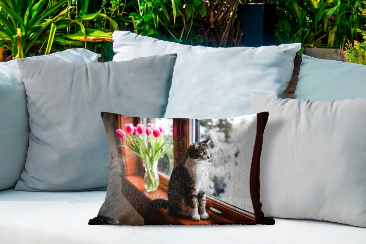 Tulpen einer Outdoor-Dekorationskissen, auf Vase Katze neben Dekokissenbezug, Dekokissen einer MuchoWow sitzt mit Polyester, Fensterbank, Kissenhülle