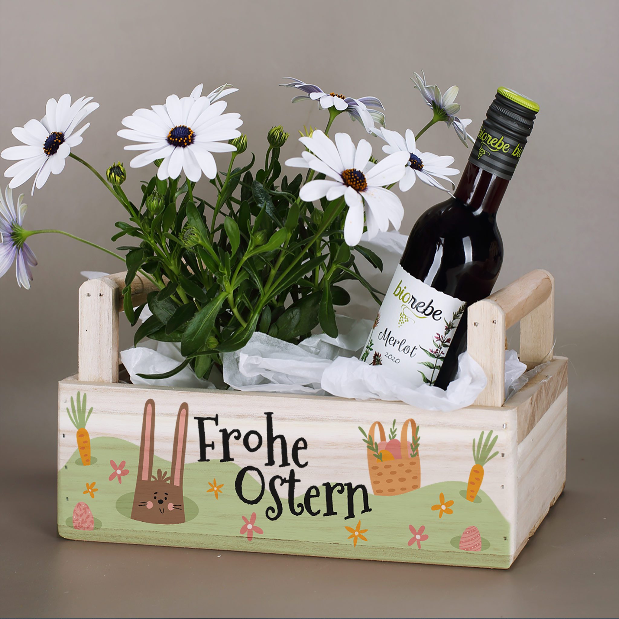 Herz & Heim Geschenkbox zu Ostern - Pflanzkorb aus Holz als Osterkorb für Ostergeschenke, 2 Griffe, mit Folie ausgekleidet