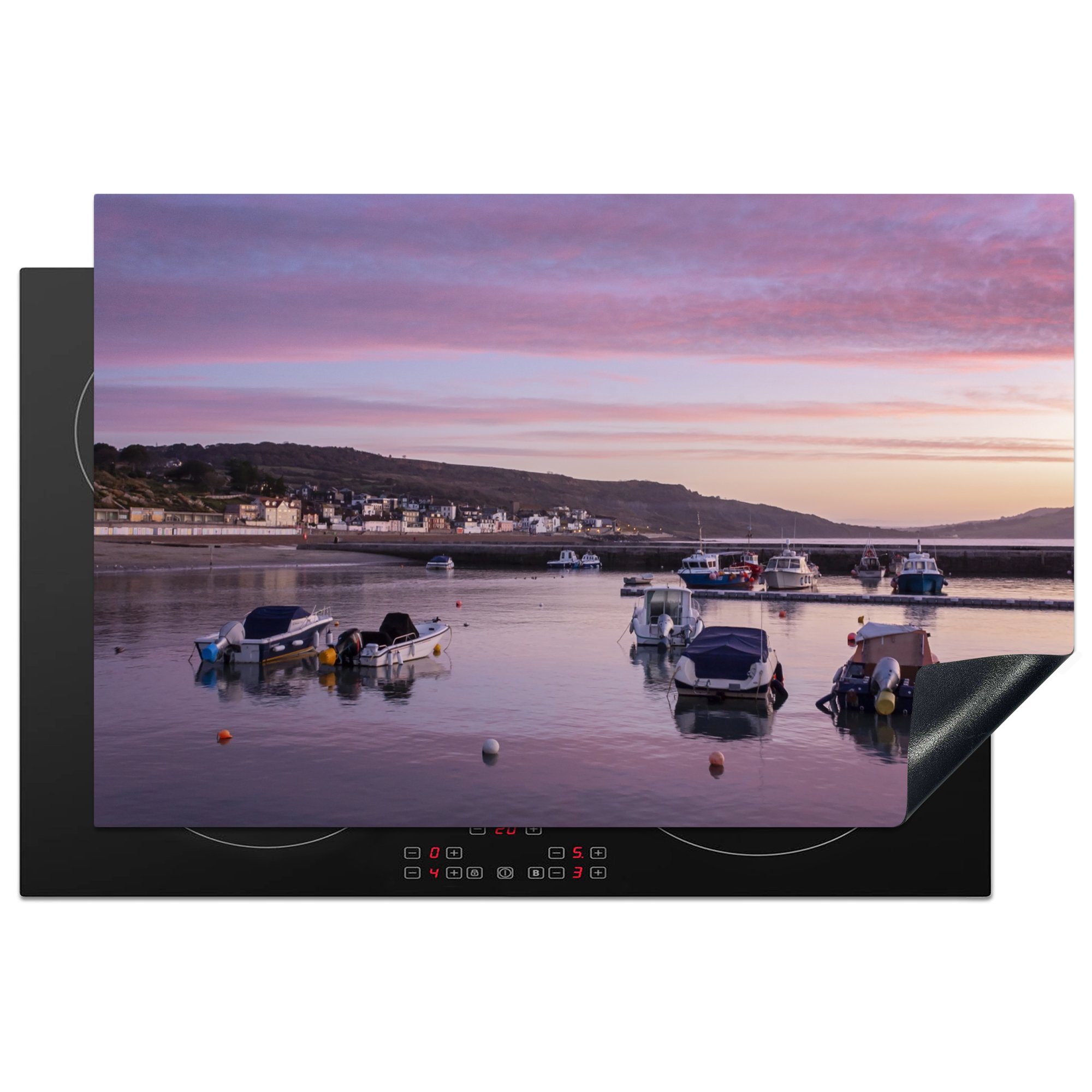 MuchoWow Herdblende-/Abdeckplatte Im Hafen von Lyme Regis vertäute Boote, Vinyl, (1 tlg), 81x52 cm, Induktionskochfeld Schutz für die küche, Ceranfeldabdeckung