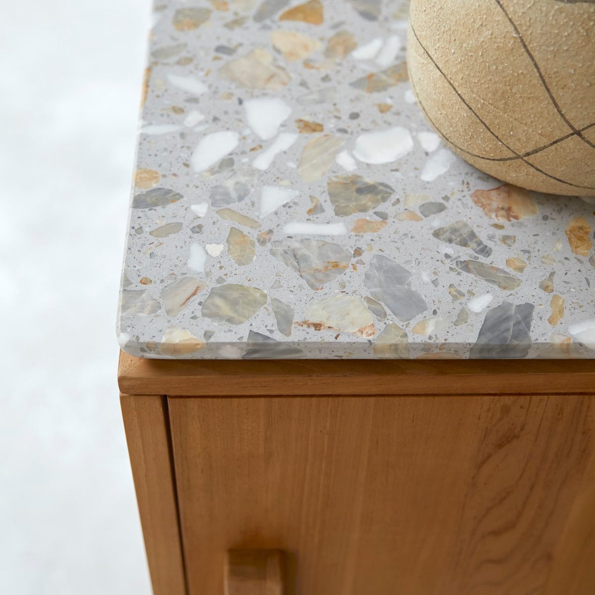 Tikamoon Sideboard Anrichte Isaure aus massivem Nussbaumholz und Premium-Terrazzo 80 cm