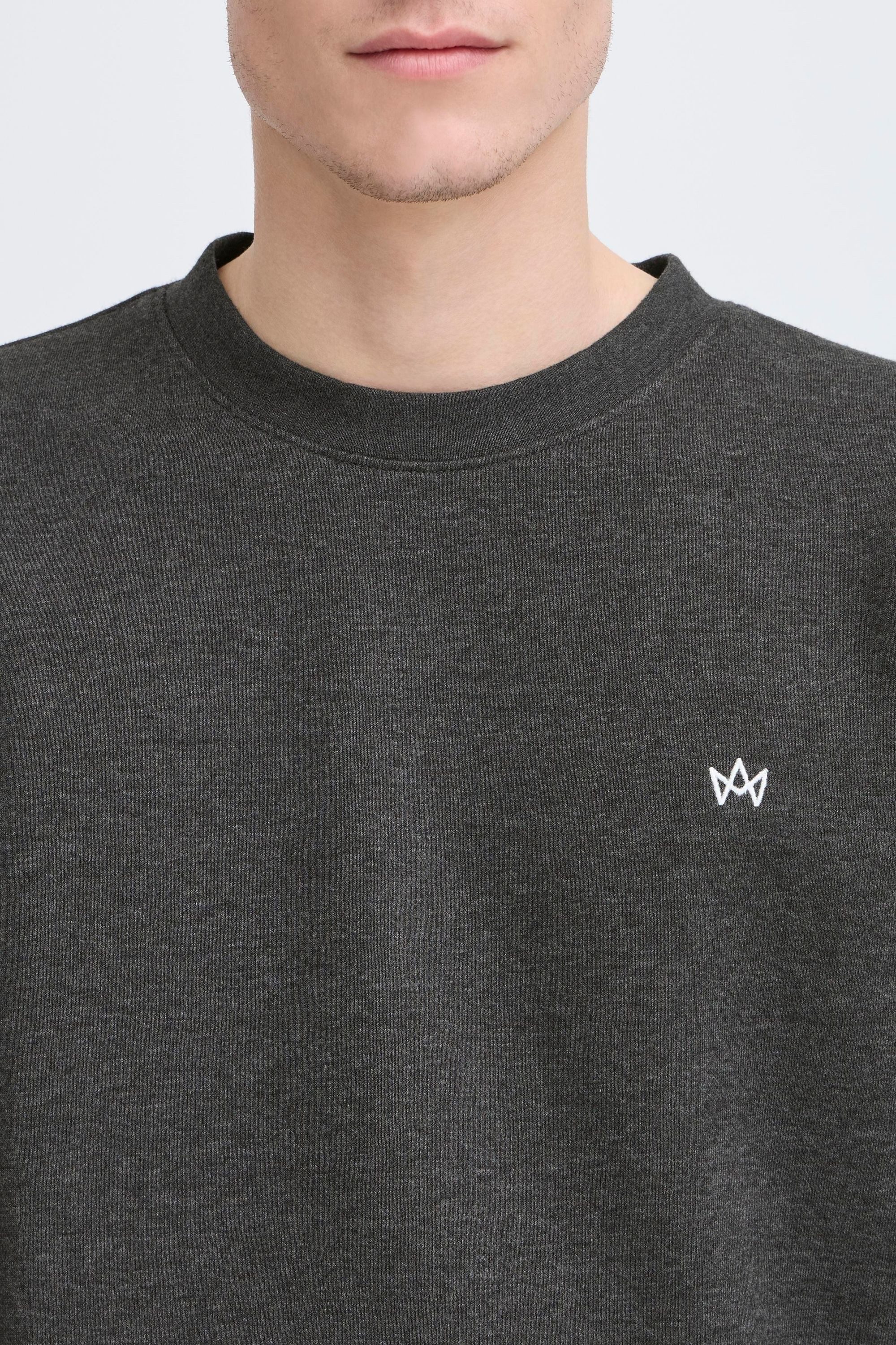 Kronstadt Sweater KSRichards Basic Crewneck mit Stickerei – Bild 5 von 5