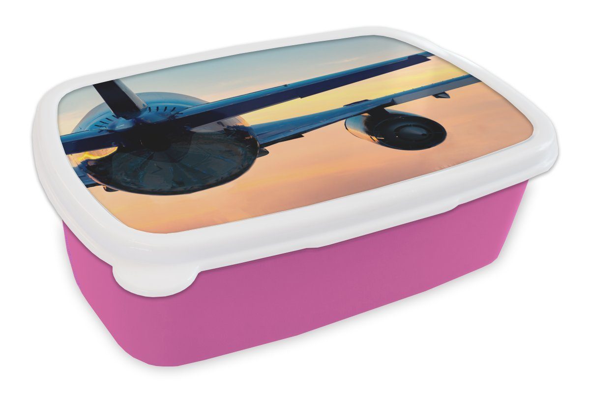 MuchoWow Lunchbox Rückansicht eines fliegenden Flugzeugs während eines Sonnenuntergangs, Kunststoff, (2-tlg), Brotbox für Erwachsene, Brotdose Kinder, Snackbox, Mädchen, Kunststoff rosa | Lunchboxen