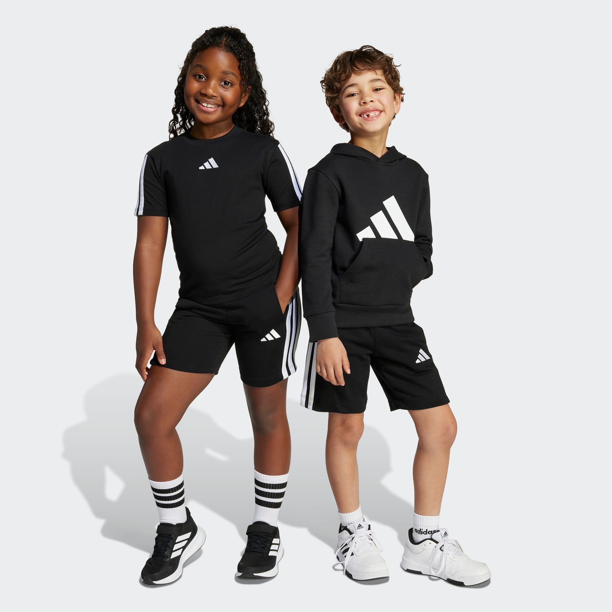adidas Sportswear Shorts ESSENTIALS KIDS für Kinder, mit sportlichen 3-Streifen, aus Baumwolle und Polyester