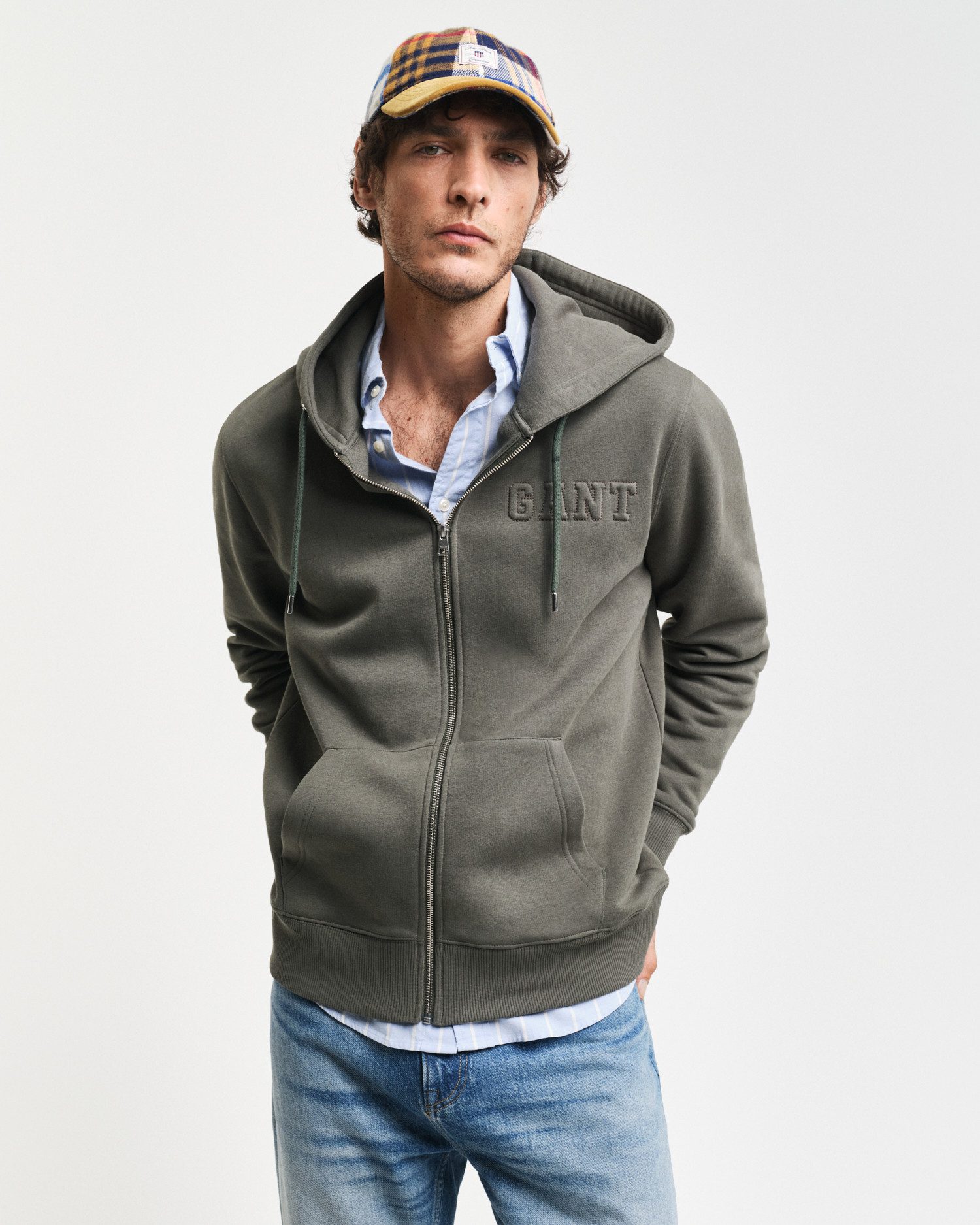 Gant Kapuzensweatjacke EMBOSSED FULL-ZIP HOODIE eine erhabene GANT-Grafikprägung auf der Brust