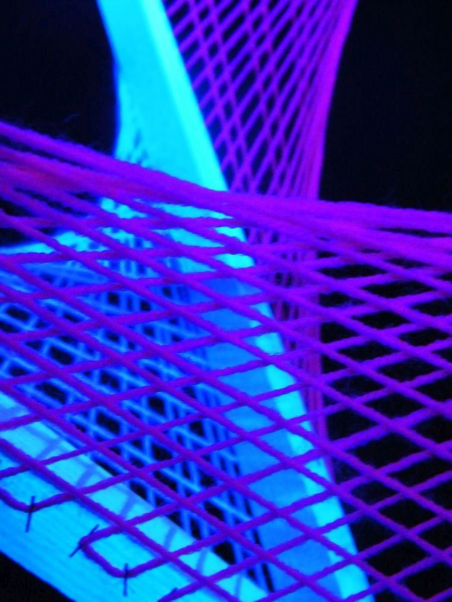 PSYWORK Dekoobjekt Schwarzlicht 3D 40cm, Fadendeko UV-aktiv, "Pink Universe", unter Schwarzlicht Würfel leuchtet StringArt