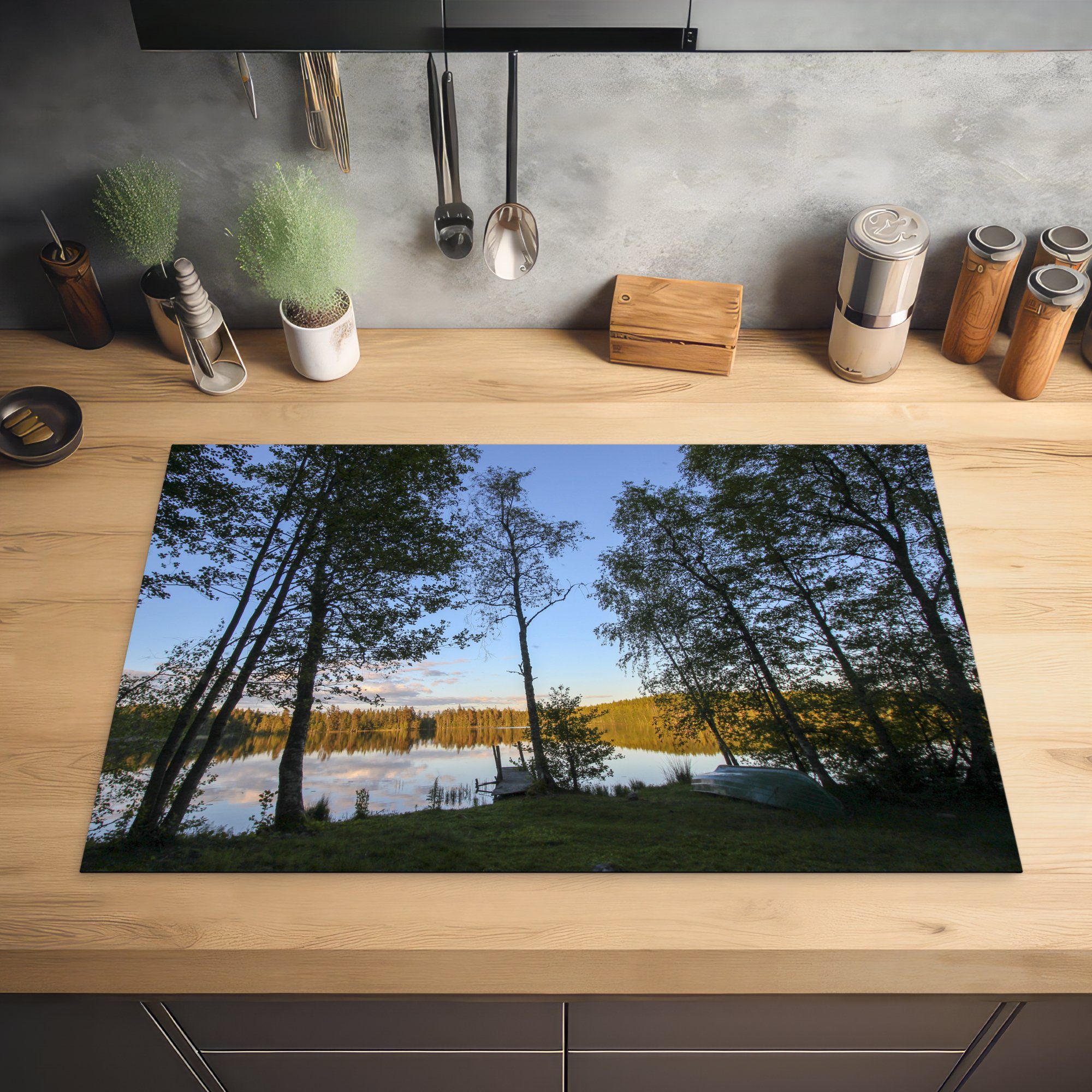 MuchoWow Herdblende-/Abdeckplatte Silhouetten von Bäumen Schutz cm, im Ceranfeldabdeckung küche, Vinyl, für in Induktionskochfeld Tiveden-Nationalpark Schweden, die 81x52 (1 tlg)