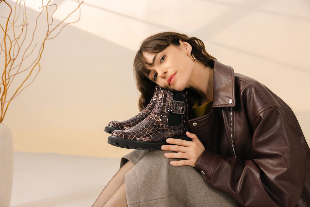 Remonte Chelseaboots Blockabsatz, Stiefelette, Lackboots in trendiger Optik