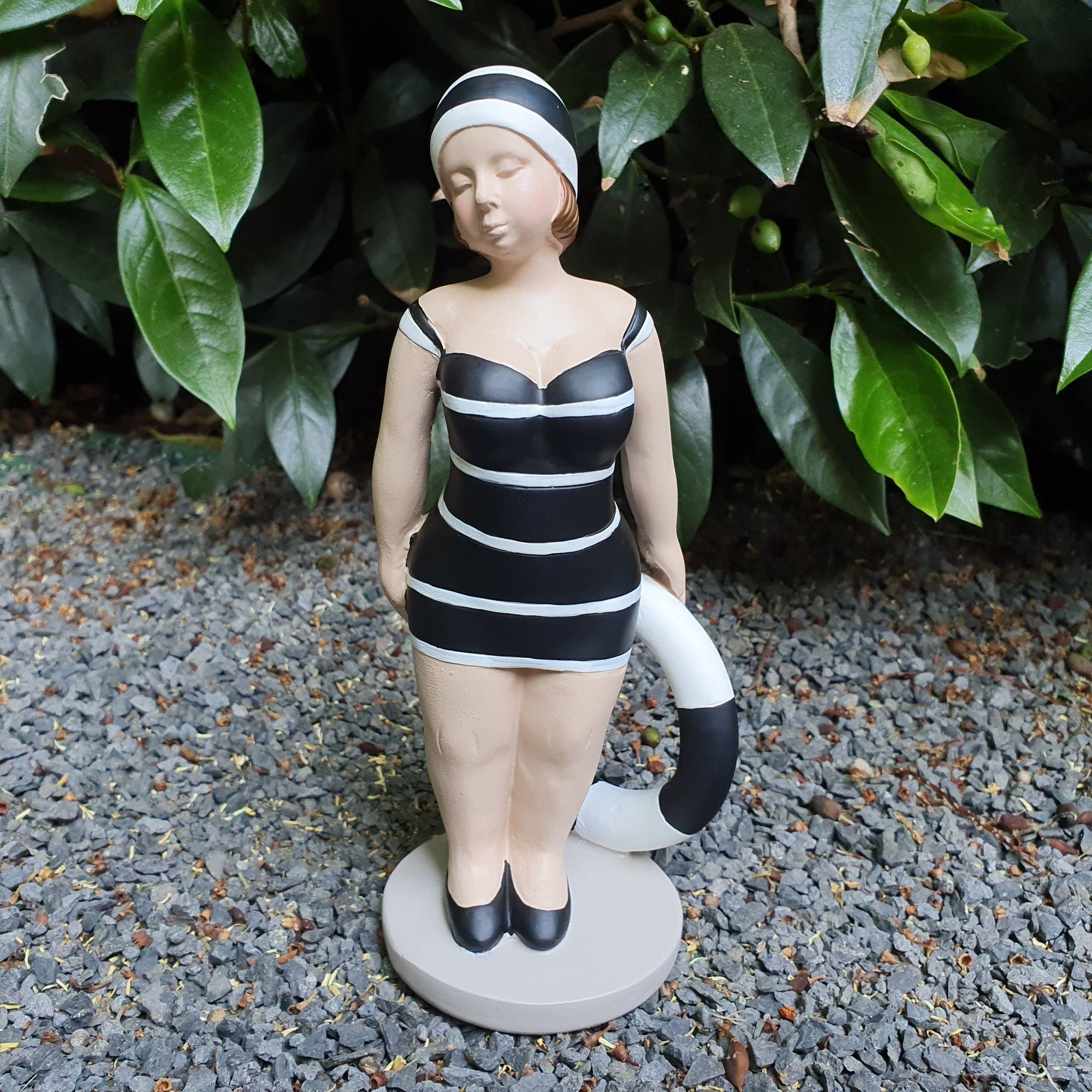 21 cm Figur Stehende Badenixe Gartenfigur Gartendeko Rettungsring Aspinaworld schwarz mit