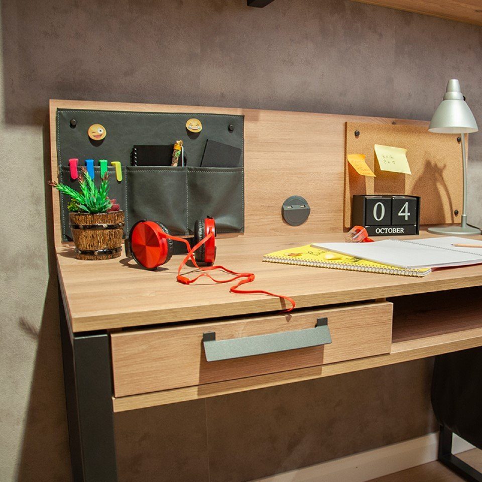Kinderschreibtisch mit Möbel-Lux Irony, Almila Rückwand und USB