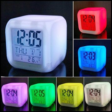Goods+Gadgets Wecker Leuchtender LED Wecker mit Kalender, Uhrzeit & Temperaturanzeige Cube-Wecker mit Display