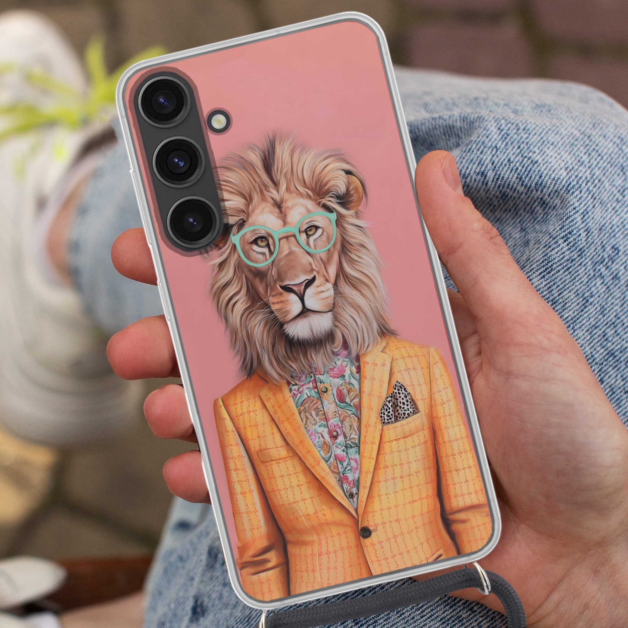MuchoWow Handyhülle für Samsung Galaxy S24 Plus Löwe - Anzug - Kariert - Brille, Tragbare Handyhüllen mit Kette zum umhängen, Handykette Handyband