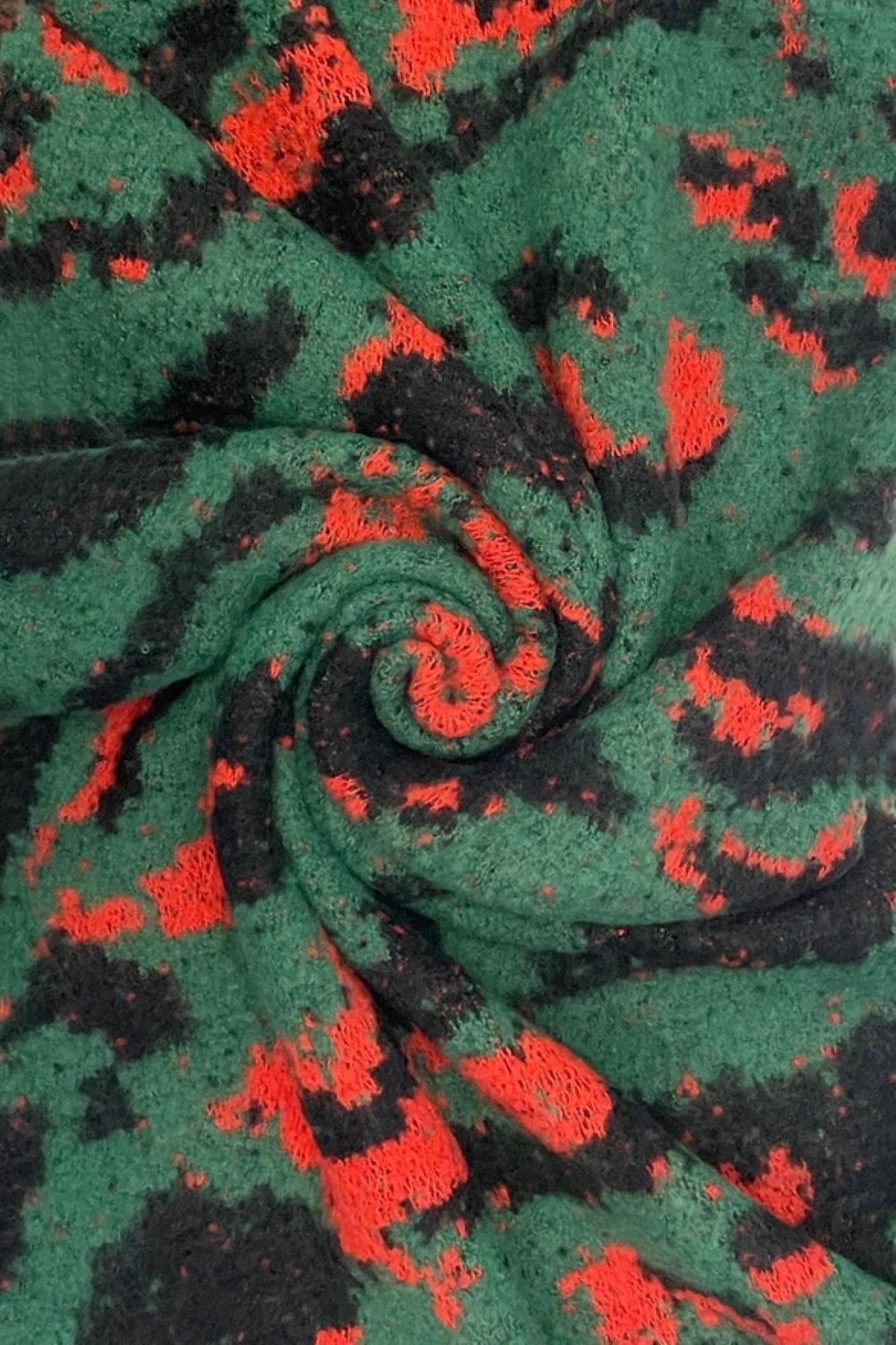 Fashion Scarf World Modeschal Modischer Wollschal mit angesagtem Leopardenmuster und diagonalem Rand, Hochwertige Verarbeitung mit weicher Haptik und dichter Struktur