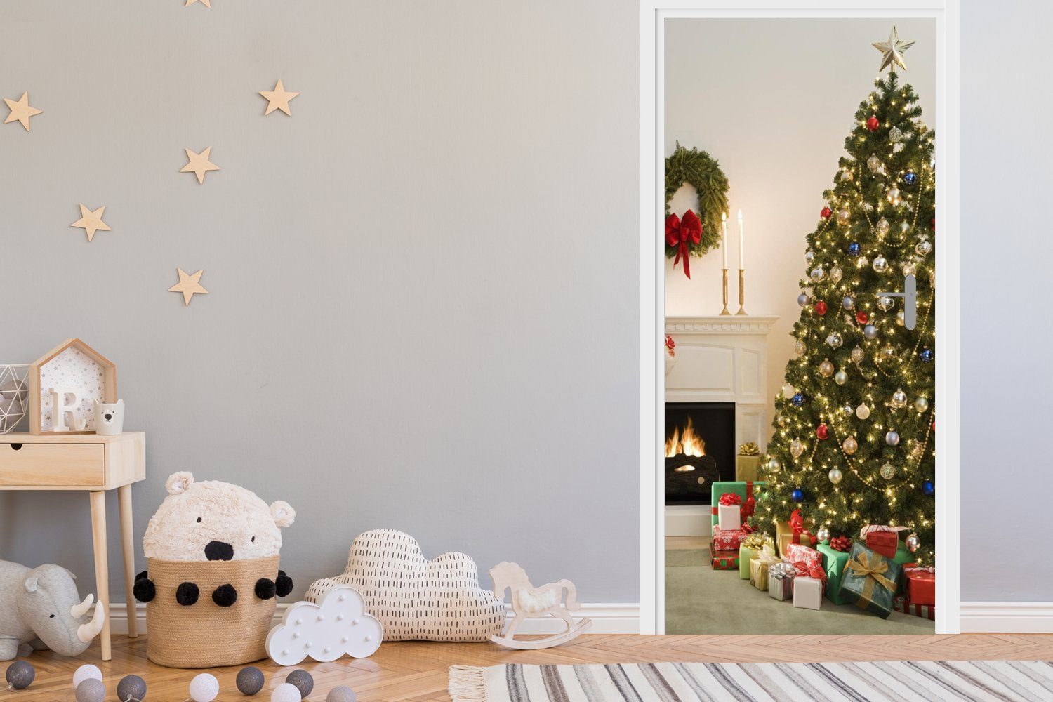 Weihnachtsbaum cm Fototapete MuchoWow Kamin, Türtapete einem für neben bedruckt, Türaufkleber, (1 Ein mit St), Matt, Tür, Geschenken 75x205
