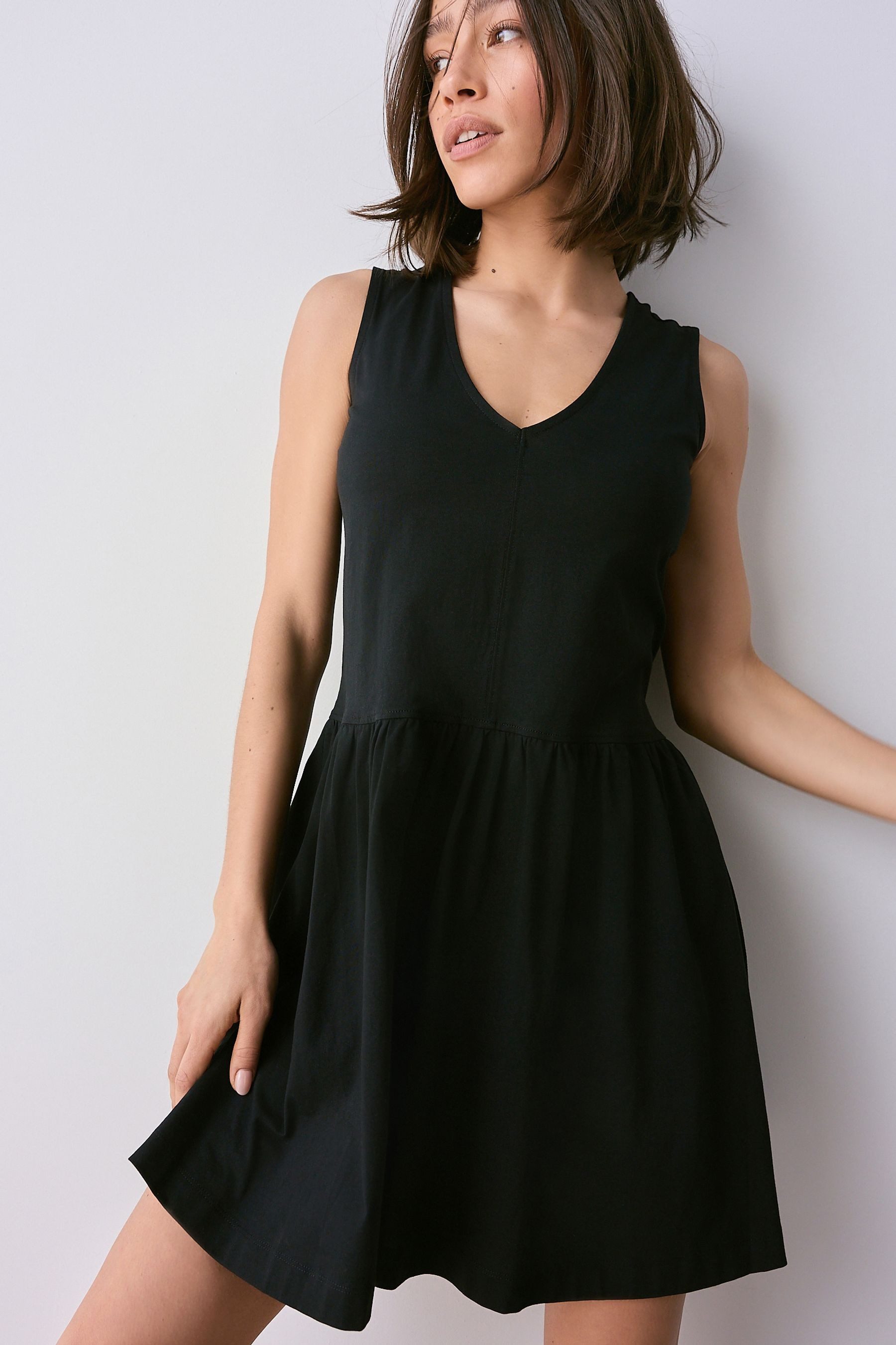 Next Minikleid Minikleid mit V-Ausschnitt aus Baumwolljersey (1-tlg) günstig online kaufen