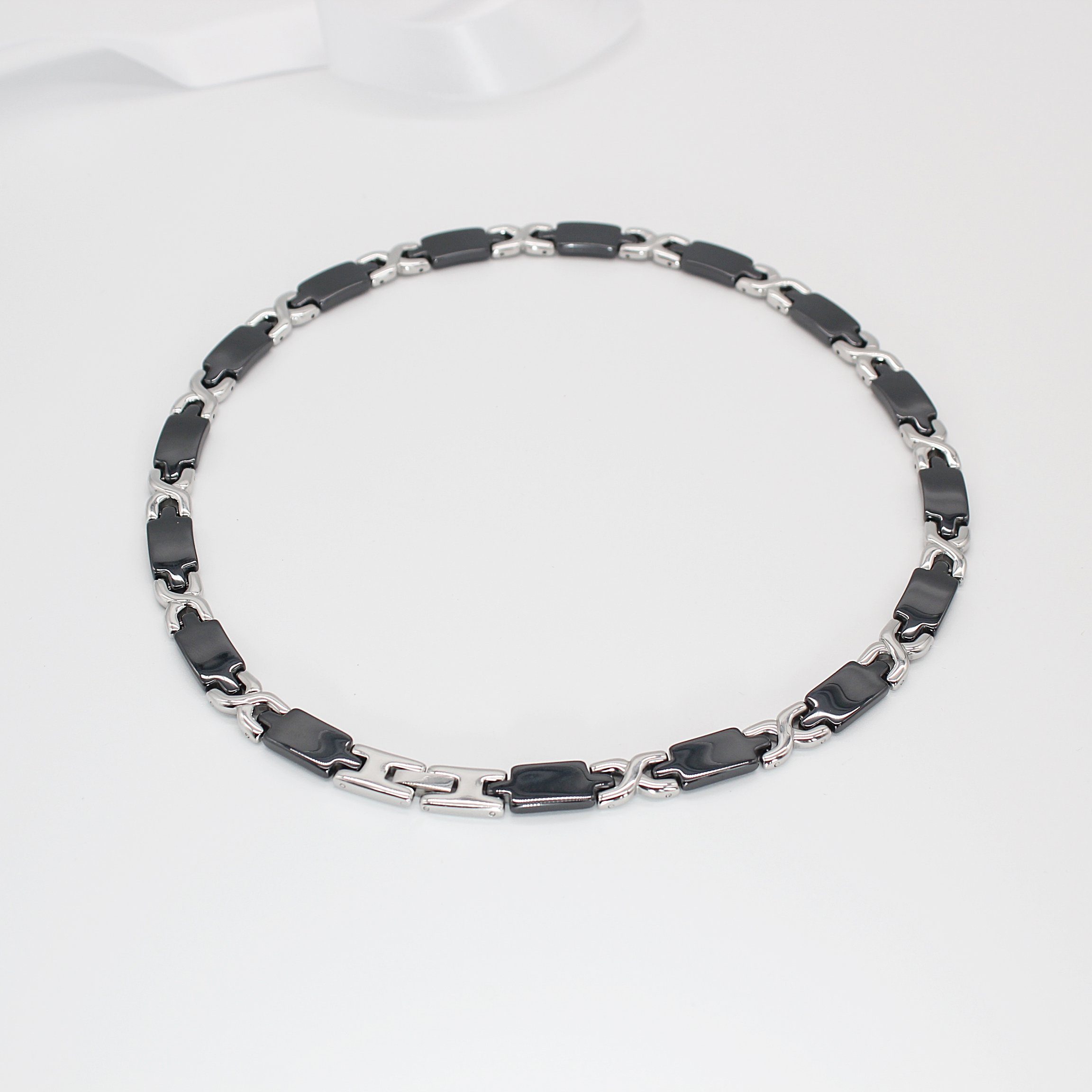 ELLAWIL Collier Halskette / Collier Damenkette Collierkette Gliederkette Kette (aus schwarzer Keramik mit silberfarbenen Edelstahl, Kettenlänge 48 cm, Breite 6 mm), inklusive Geschenkschachtel