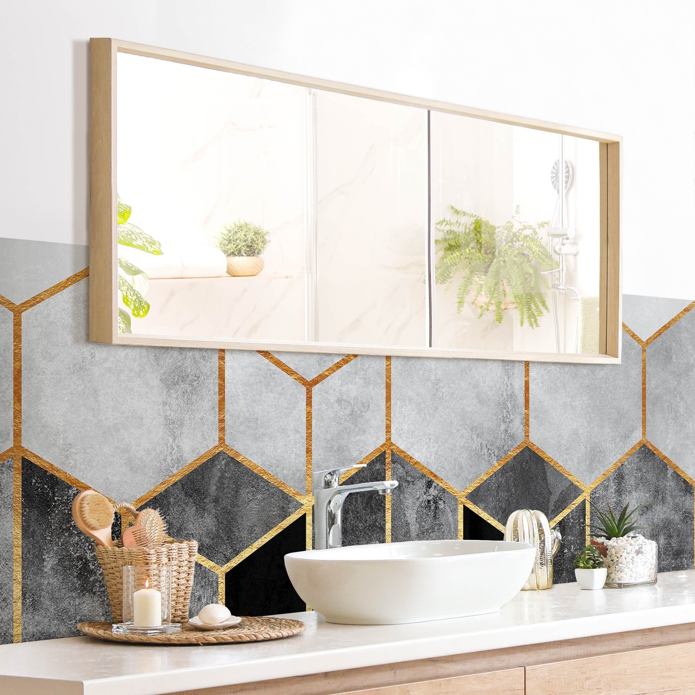 Bilderdepot24 Badrückwand schwarz weiss fugenlose Wandverkleidung Bad Abstrakt, (Hartfolie matt » Selbstklebend SMART 0,35 mm), wasserfestes Wandpaneel Goldene Sechsecke Schwarz Weiß
