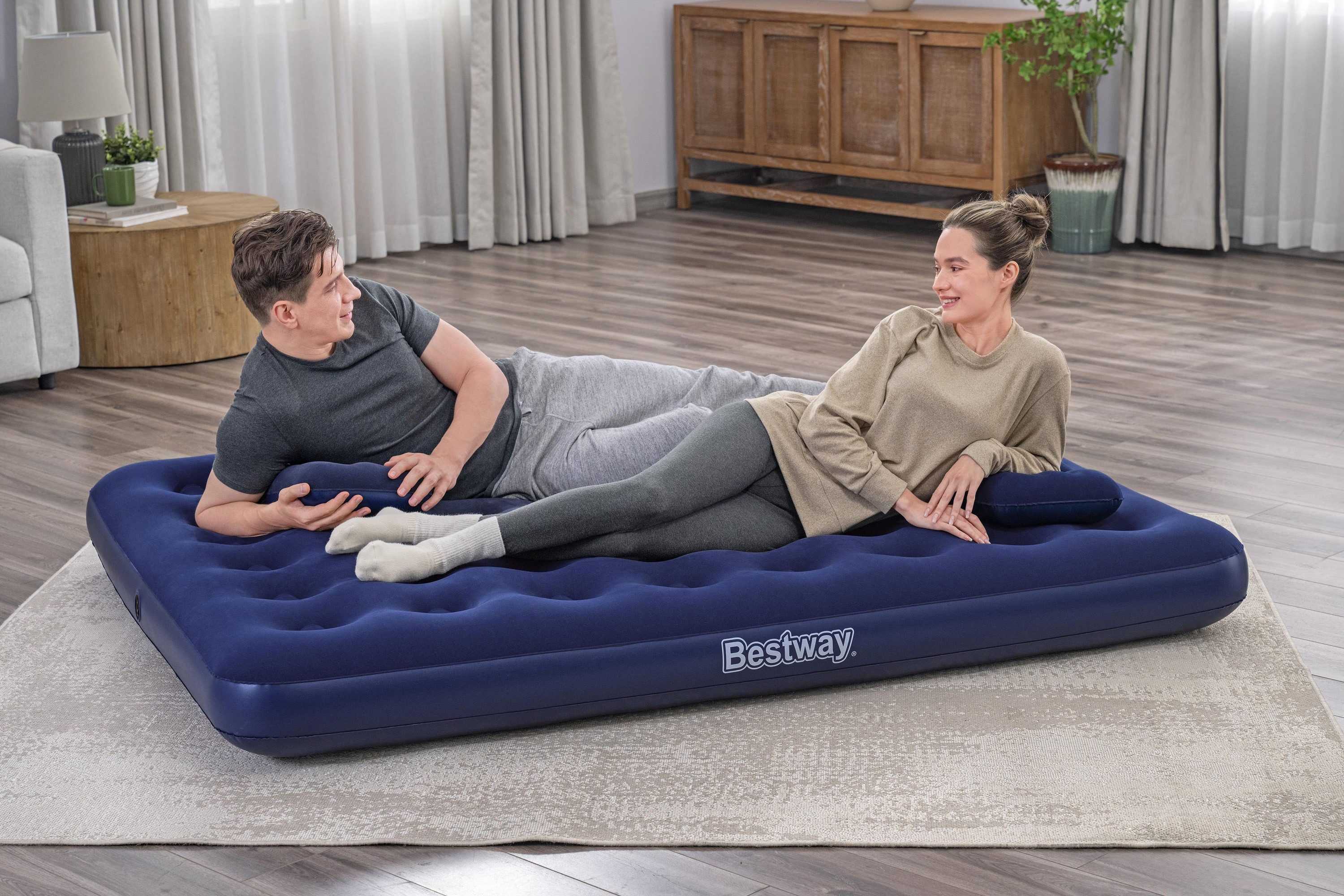 Bestway Luftbett 203 x 152 x 22 cm, (Packung, 1-tlg., Inkl. Handpumpe, 2 aufblasbare Kopfkissen), Ideal für den Innen- und Außengebrauch