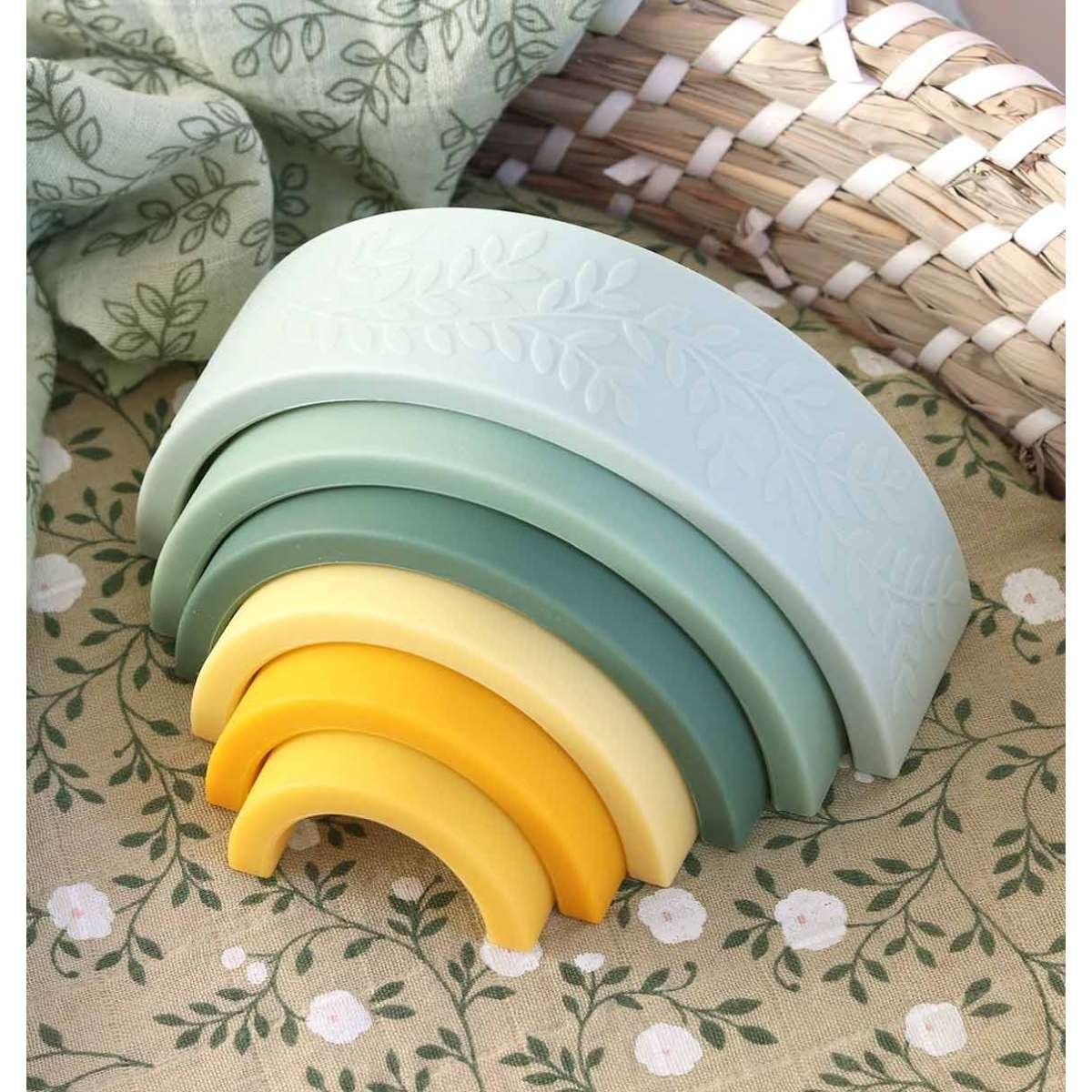 A Little Lovely Company Stapelspielzeug Regenbogen Salbei 6 Teilig Silikon