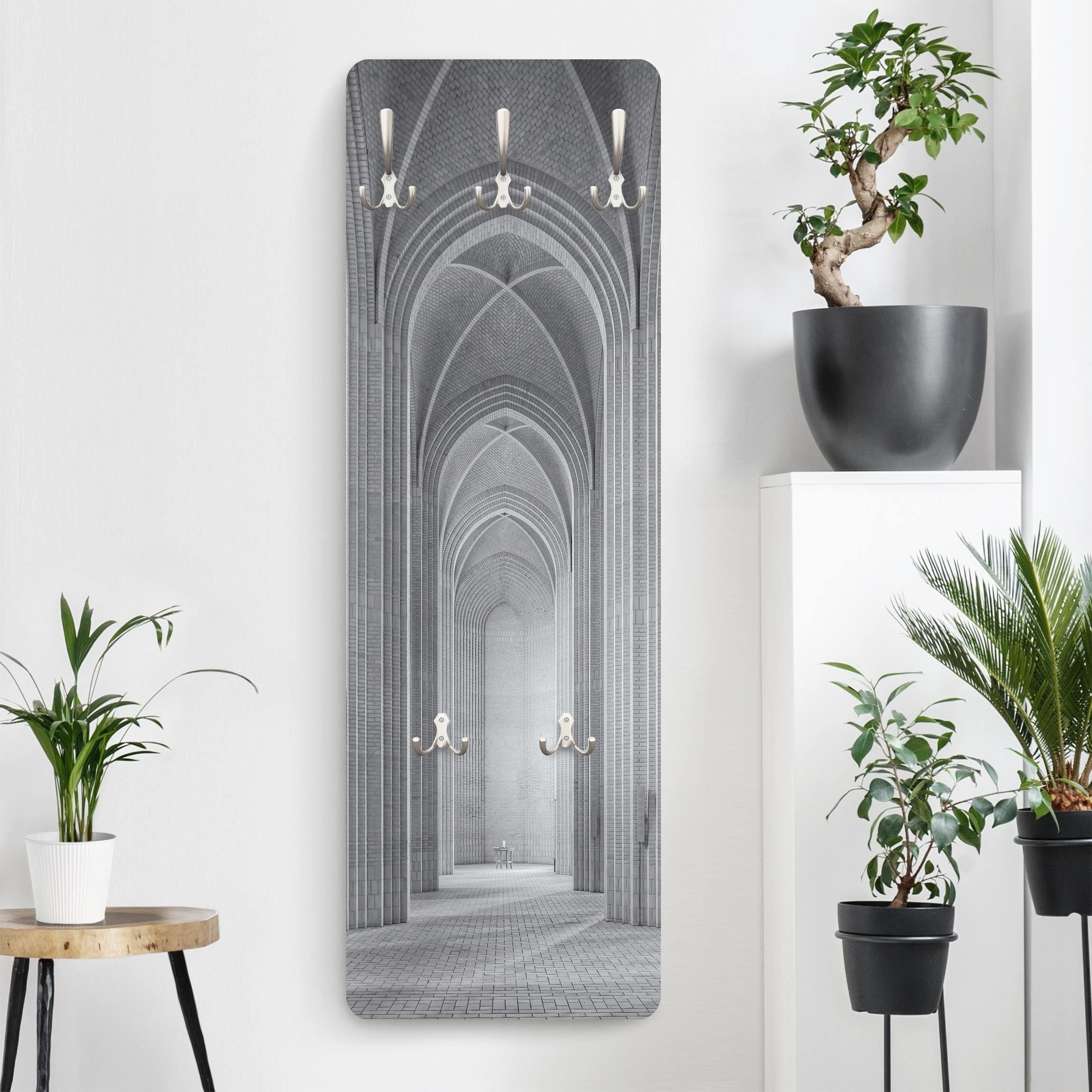 Bilderdepot24 Garderobenpaneel schwarz-weiß 3D-Optik Design Städte Skyline Grundtvigs Kirke Design (ausgefallenes Flur Wandpaneel mit Garderobenhaken Kleiderhaken hängend), moderne Wandgarderobe - Flurgarderobe im schmalen Hakenpaneel Design