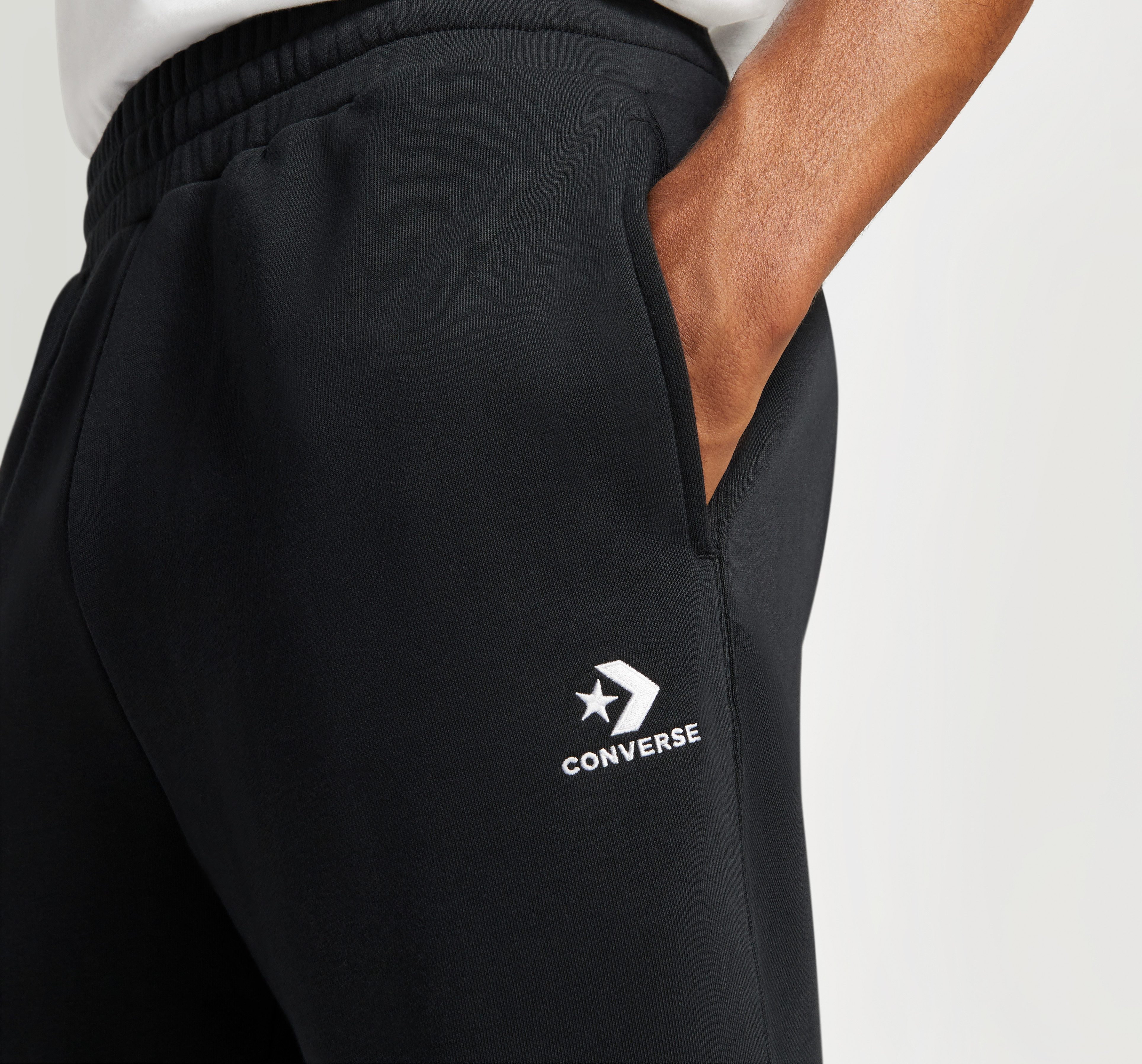 Converse Sweatshorts EMBROIDERED STAR CHEVRON STANDARD-FIT FLEECE SHORT für Fitness, aus weicher Baumwollmischung, mit Eingrifftaschen