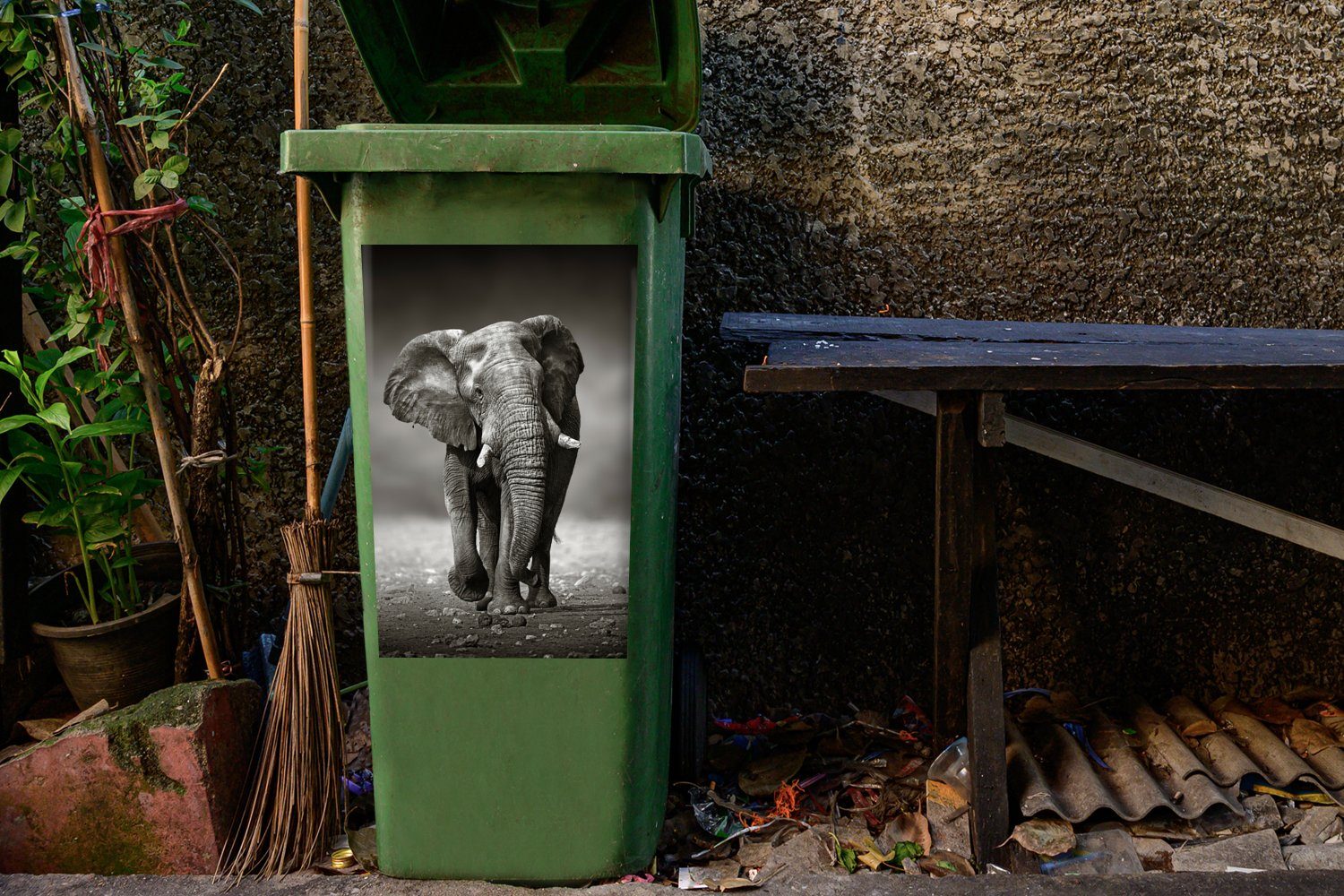 Sticker, Wandsticker Elefant Mülltonne, St), - Mülleimer-aufkleber, MuchoWow (1 Weiß - Abfalbehälter Schwarz - Namibia Container,