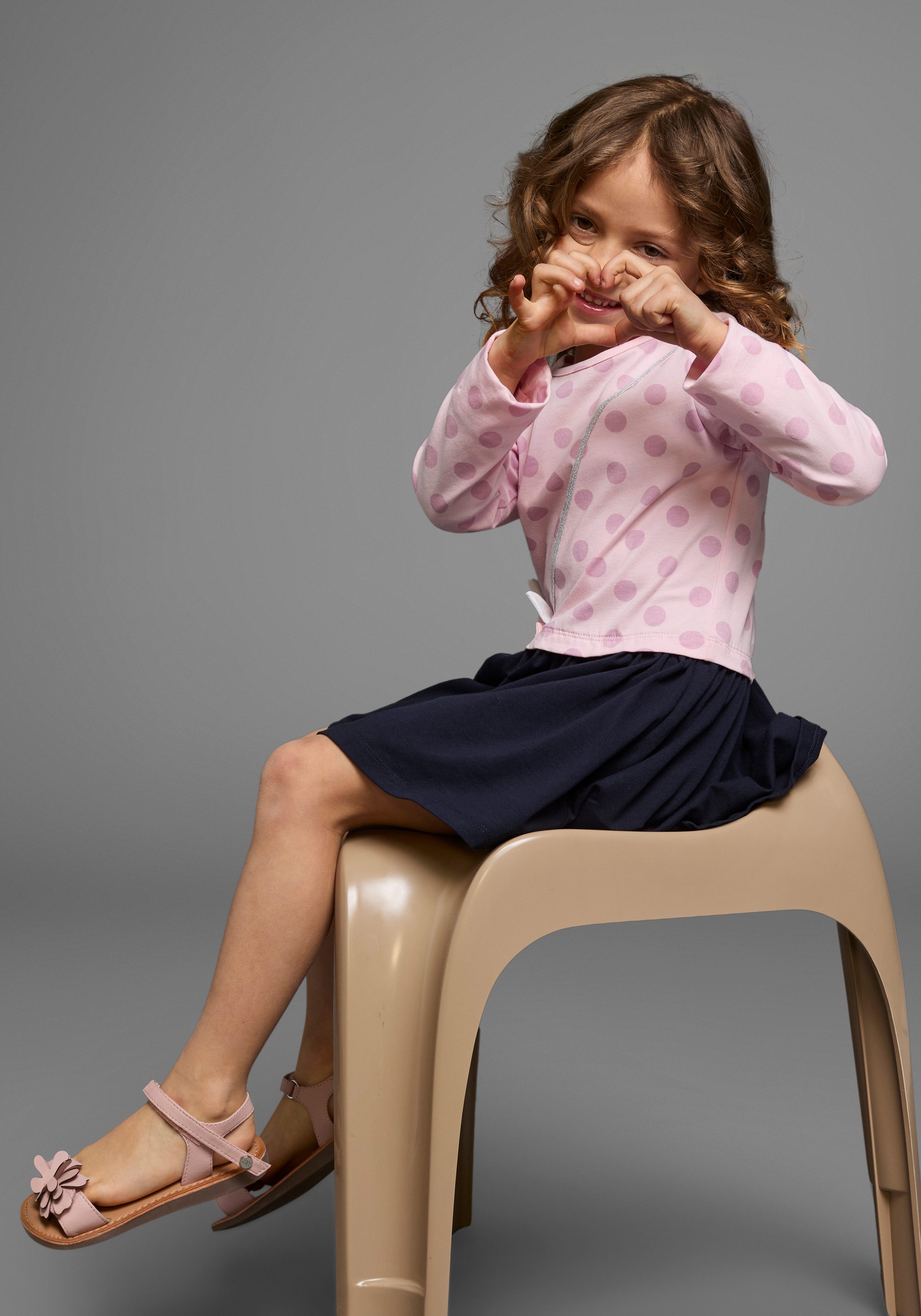 KIDSWORLD Jerseykleid für kleine Mädchen ideal für festliche Anlässe, kniefreie Länge