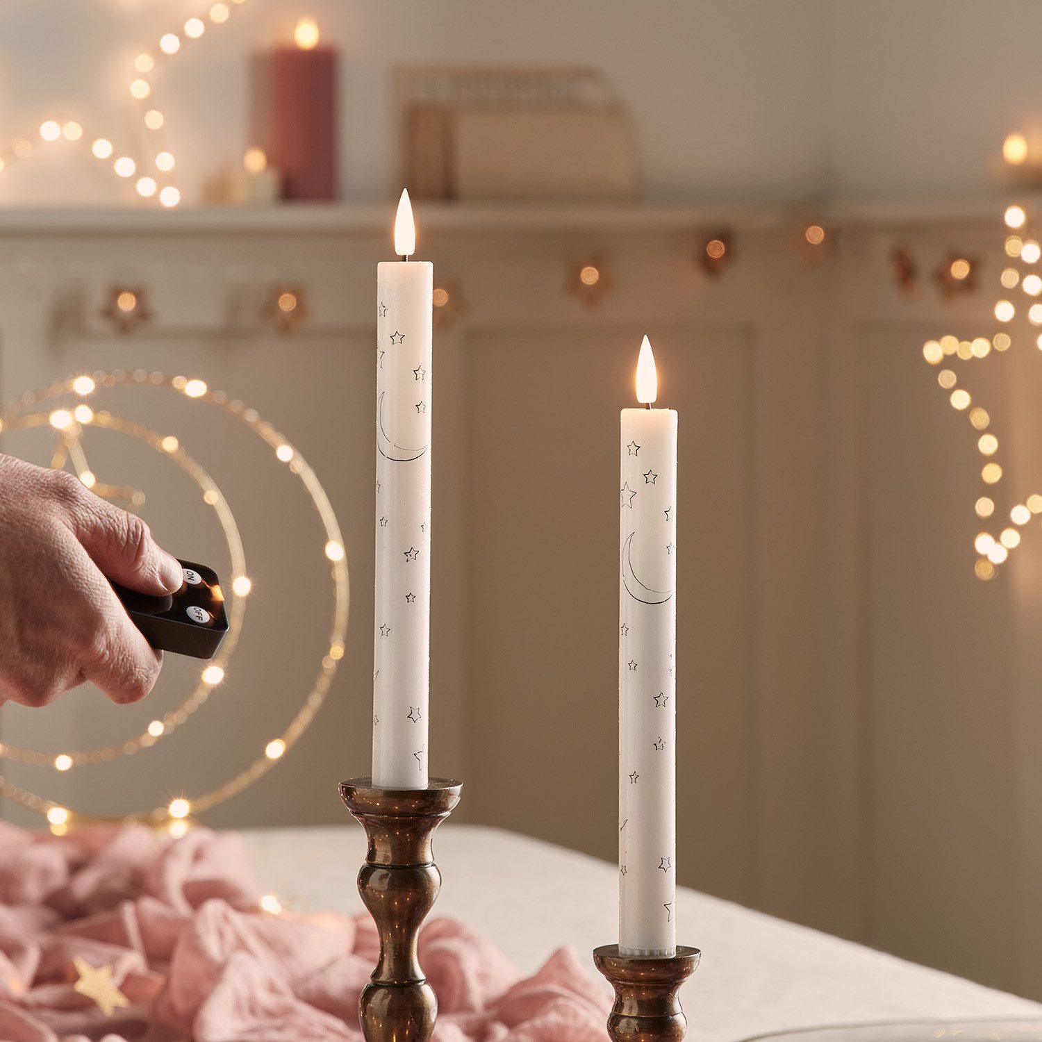 Lights4fun LED-Kerze TruGlow® LED Stabkerzen Echtwachs Duo Mond und Sterne mit Fernbedienun