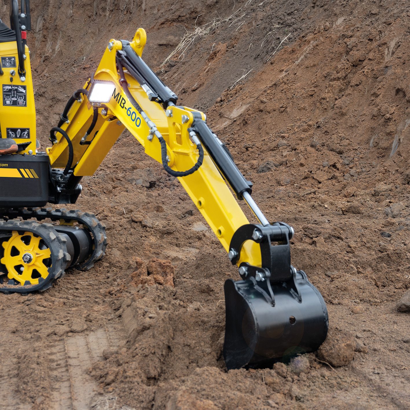 BAMATO Garten-Multifunktionsgerät Bagger Minibagger MIB-600 Kettenbagger 8,8 kN Kettenantrieb E-Start, Stk, 1, 6,3 kW Benzinmotor, 69 cm Spurbreite, vorbefüllt mit Hydrauliköl