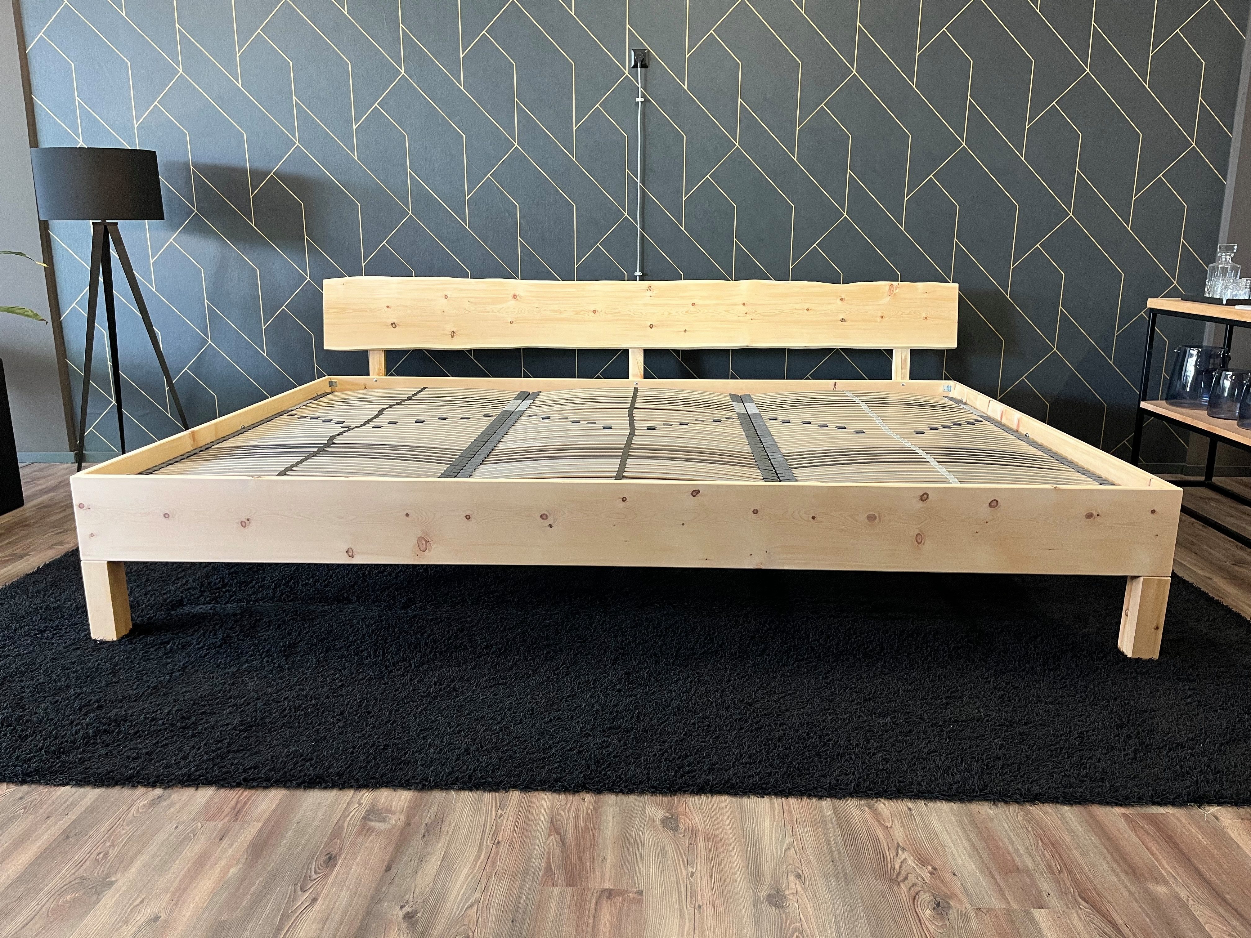 Möbel Specht Massivholzbett Kärnten (Familienbett, bis 400x220cm Liegefläche), Kopfteil mit natürlicher Baumkante, Blockfüße