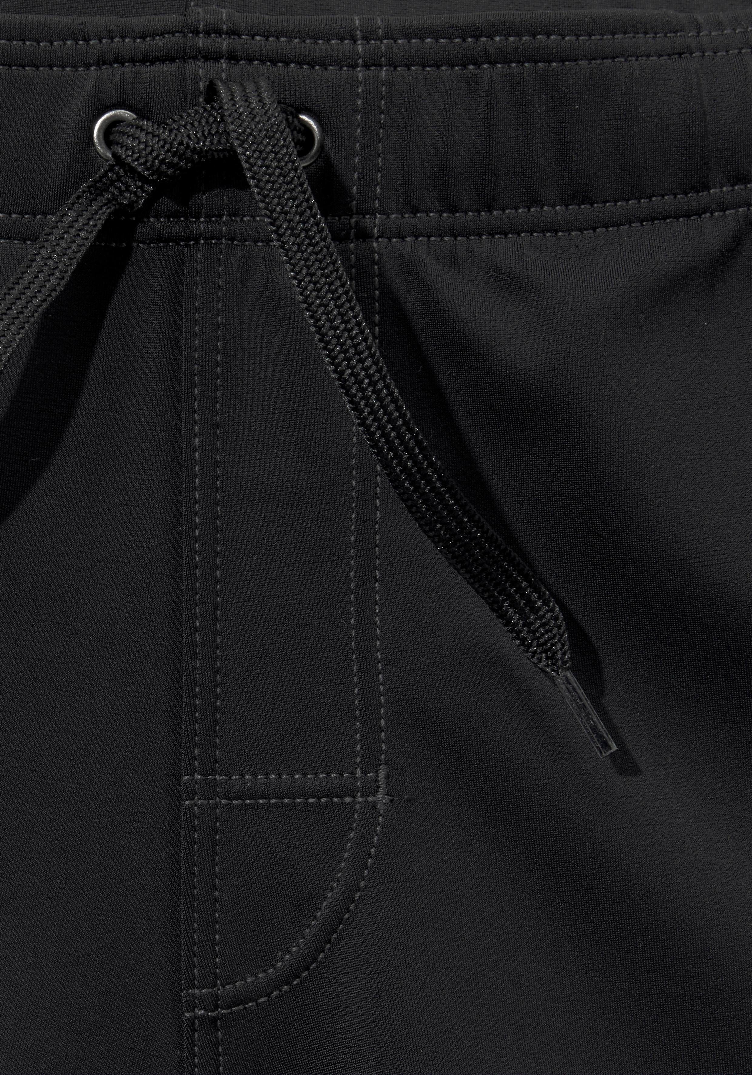 Bench. Boxer-Badehose mit seitlichem Logoprint