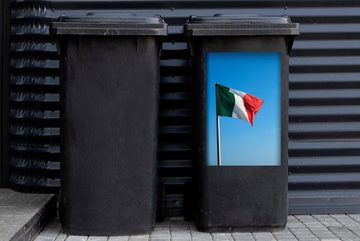 MuchoWow Wandsticker Italienische Flagge vor einem hellblauen Himmel (1 St), Mülleimer-aufkleber, Mülltonne, Sticker, Container, Abfalbehälter