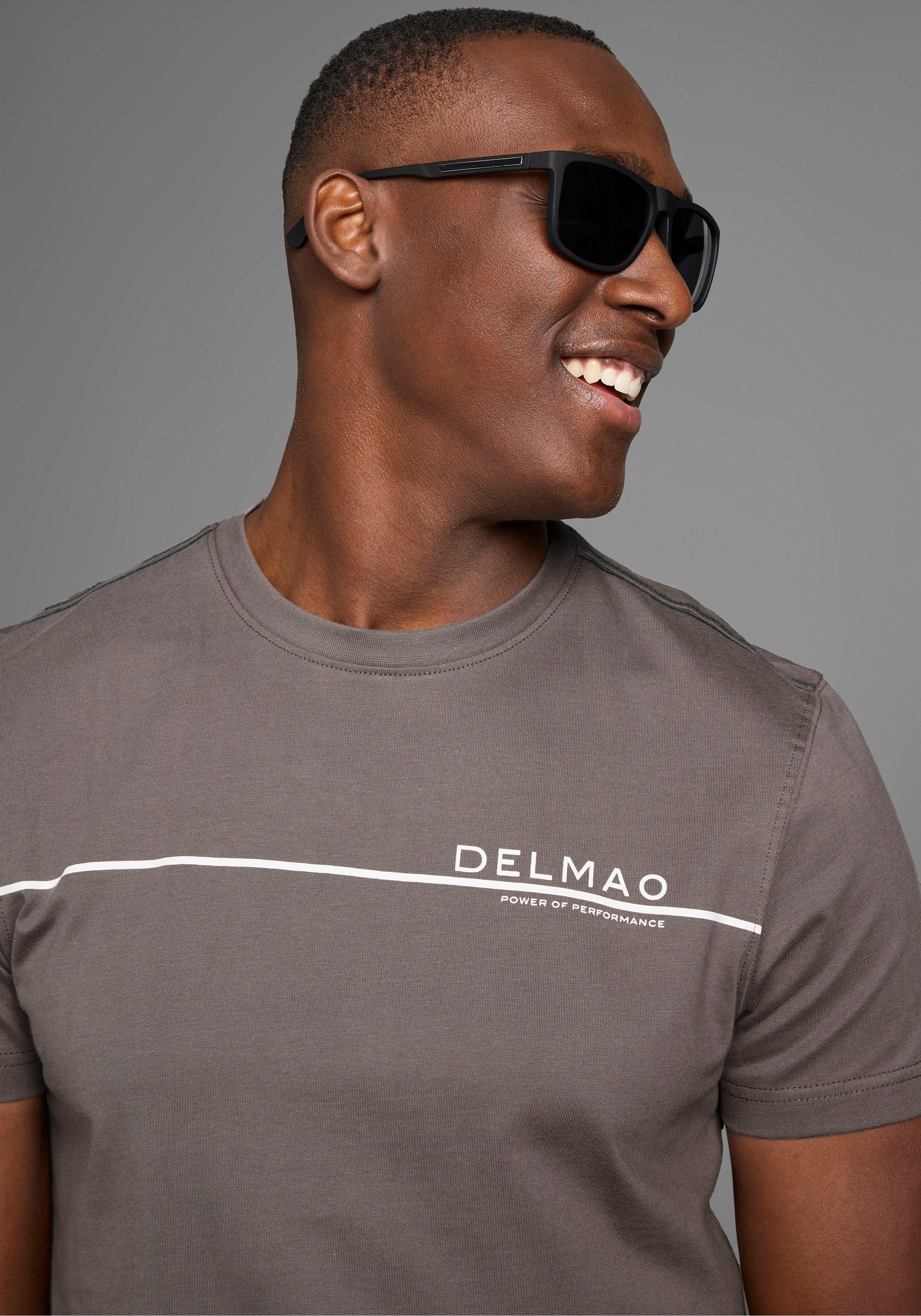 DELMAO T-Shirt Kurzarm, mit coolem Print, Rundhalsausschnitt, aus 100% Baumwolle. Reduzierter Preis € 12,99. Unverbindliche Preisempfehlung € 14,99, (€ 12,99 pro 1 Stk)