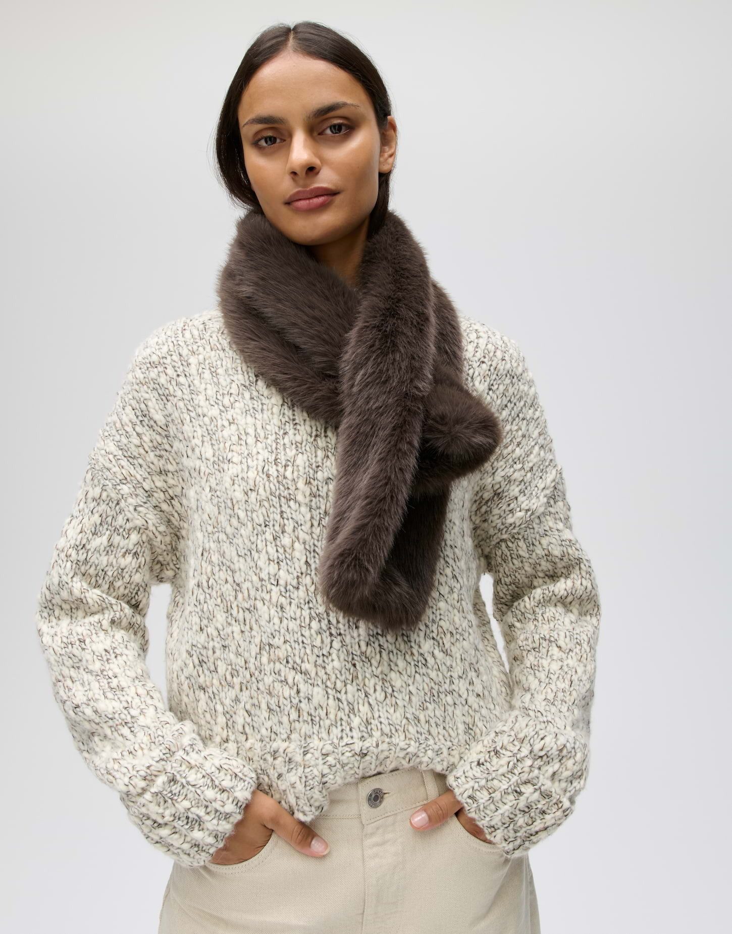 OPUS Schal Awifey scarf aus flauschigem Kunstfell, Mit integrierter Öffnung und wärmendem Griff
