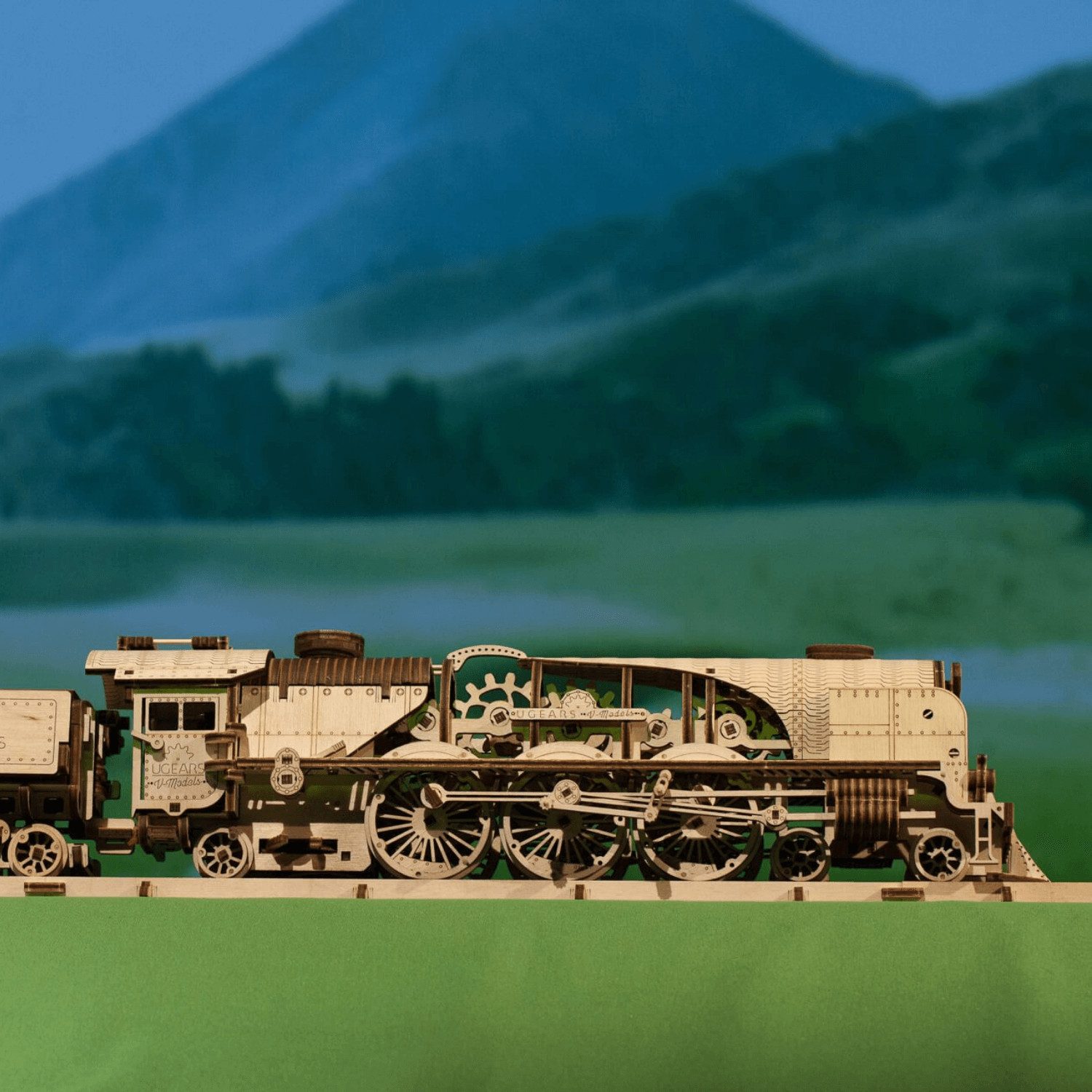 UGEARS Puzzle Ugears V-Express Dampflokomotive mit Tender Mechanisches Holzpuzzle, 538 Puzzleteile