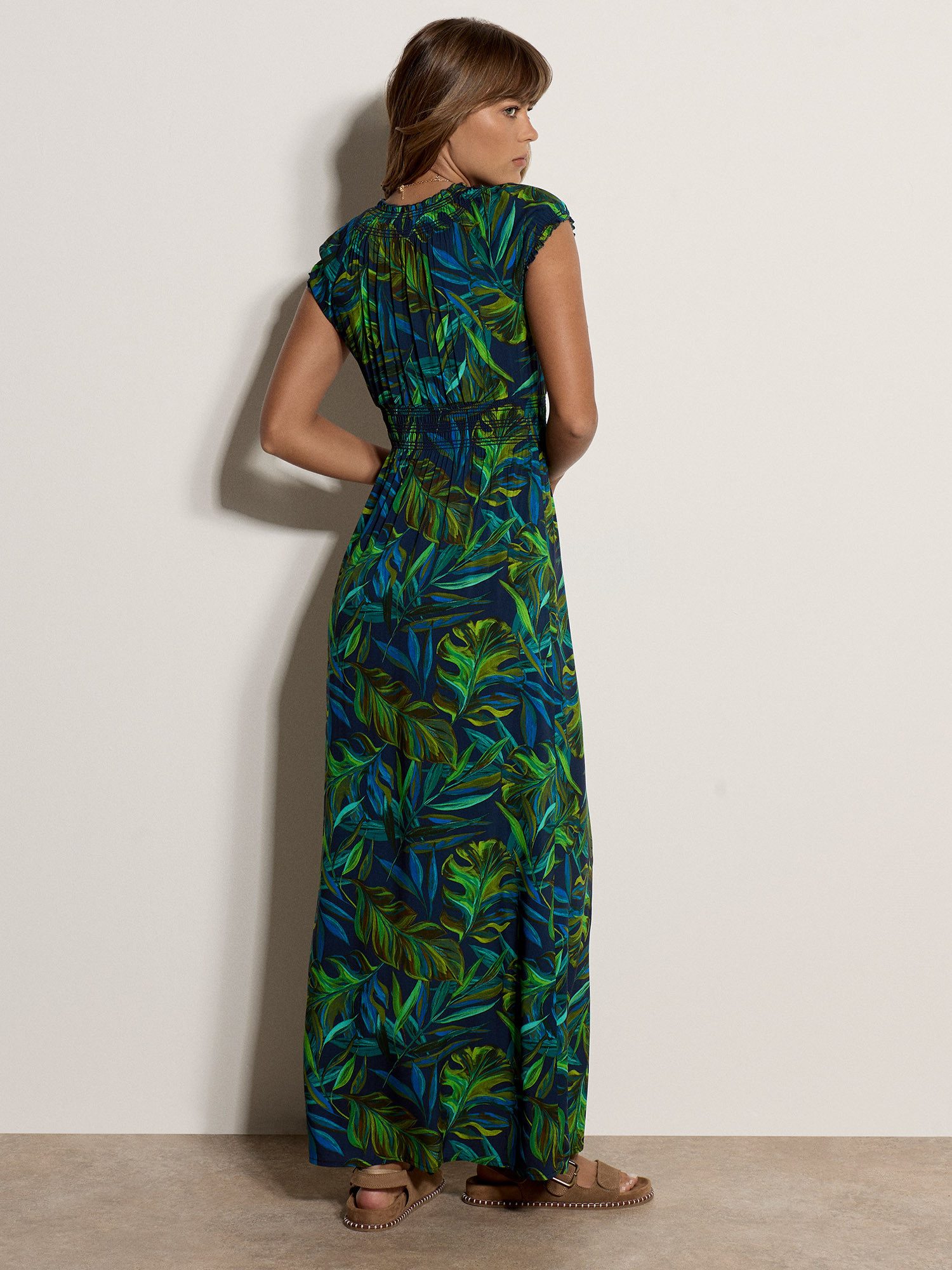 Apricot Maxikleid Smockkleid mit tropischem Blattmuster in weicher Ware