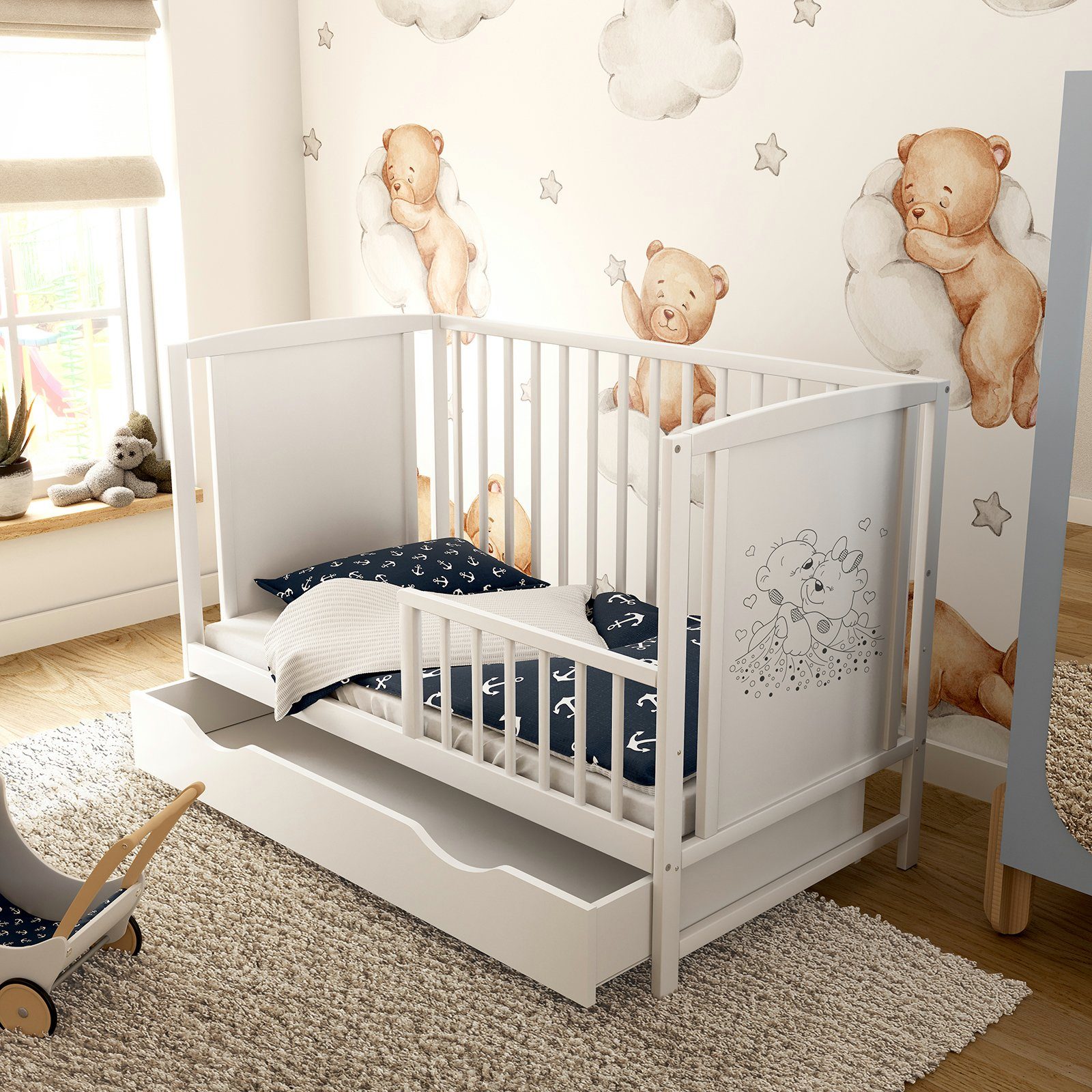 Baby-Delux Babybett Mia Bettkasten Schutzgitter, Kinderbett 60x120 weiß Schublade Barriere Kiefer Teddy Motiv Matratze