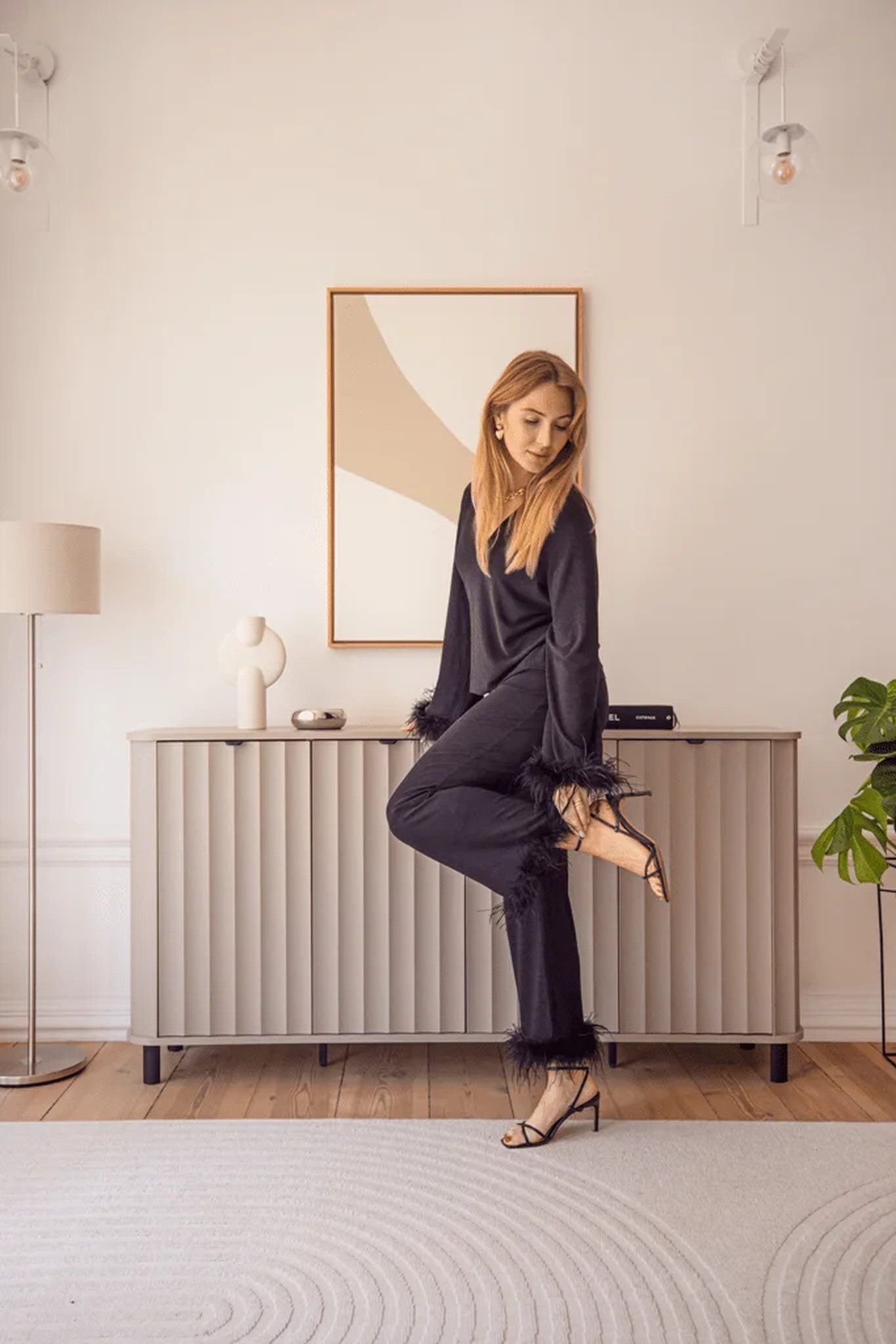 Beautysofa Kommode NOVADO NO-2 – 180 cm, 4 Türen, moderne mit Einlegeboden, Metallfüße