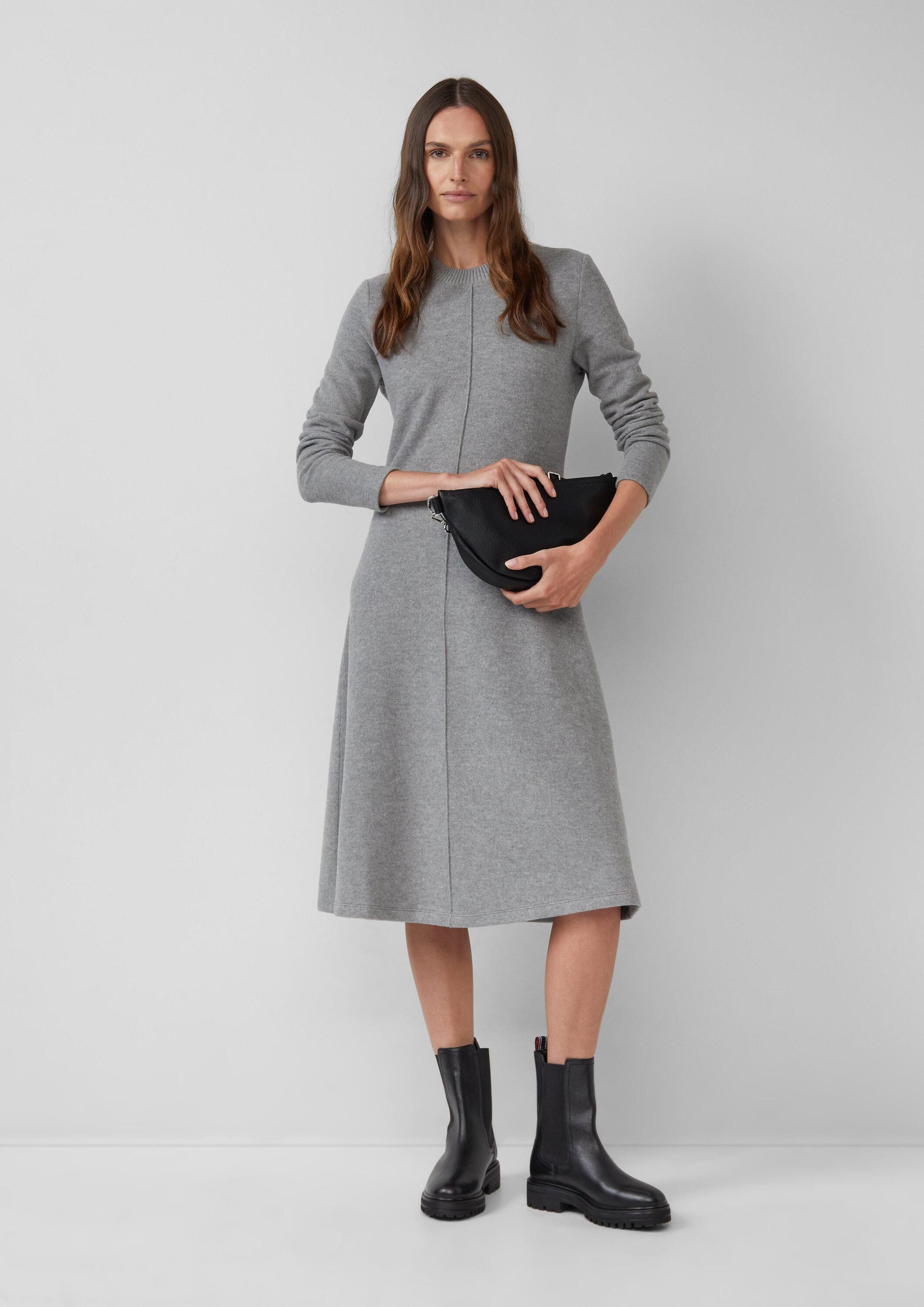 s.Oliver Midikleid Kleid Strukturiertes Midikleid aus weichem Sweat im Slim Fit