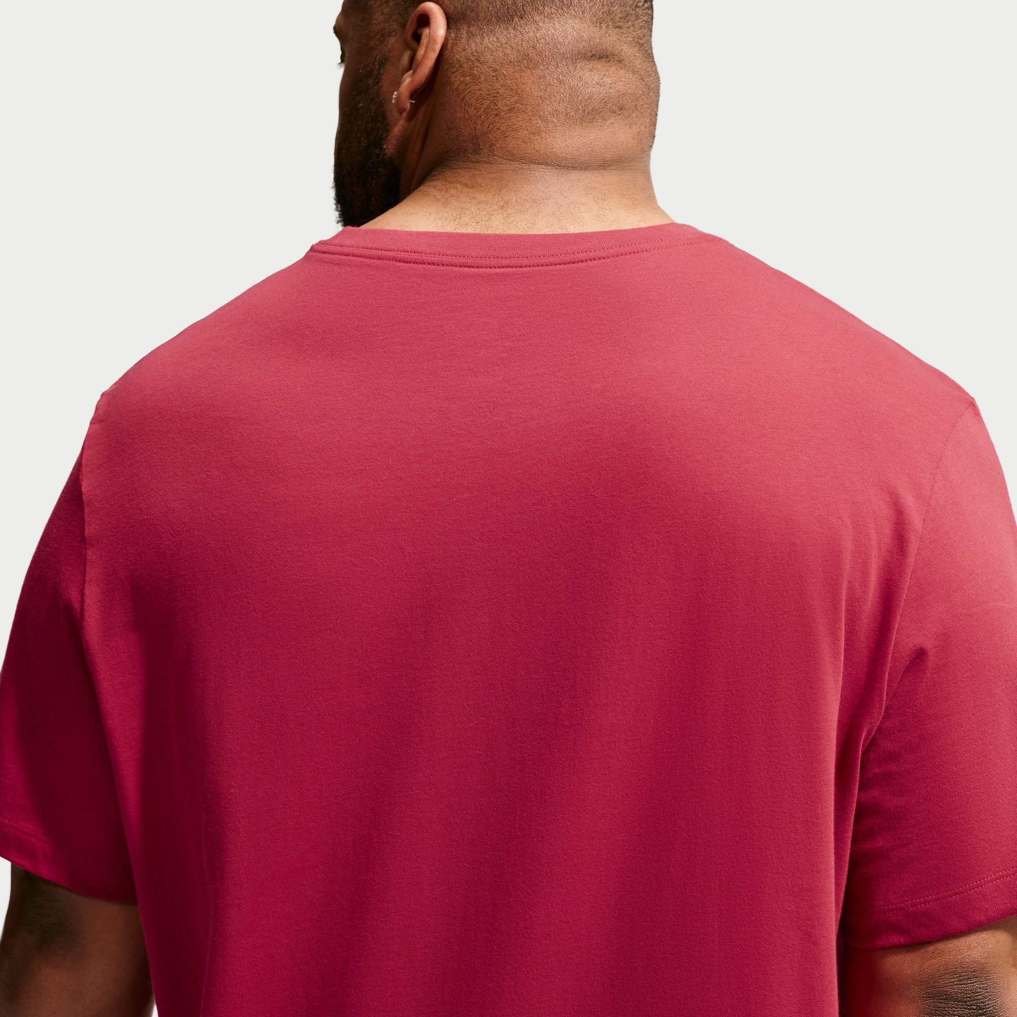 Nike Sportswear T-Shirt M NSW CLUB TEE mit Logostickerei auf der Brust, aus Jersey-Material, Regular Fit
