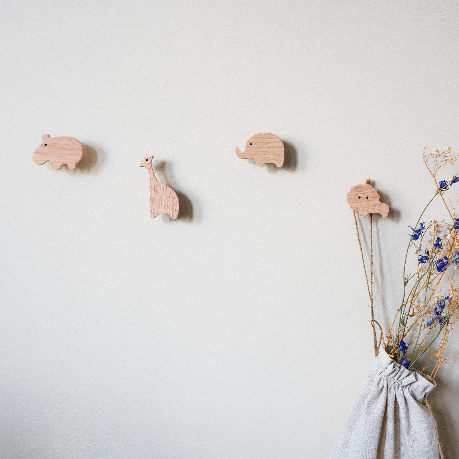 ScandiHooks Wandhaken Safari Wandhaken, Afrikanische Tiere, Elefant, Löwe, Giraffe, Nilpferd, Kinderzimmer, Babyzimmer, Ankleide, Eingang, Eingangsbereich, Schlafzimmer, Bad, Badezimmer, WC, Flur, (4-St), Unbehandeltes und nachhaltiges Eichen-Massivholz