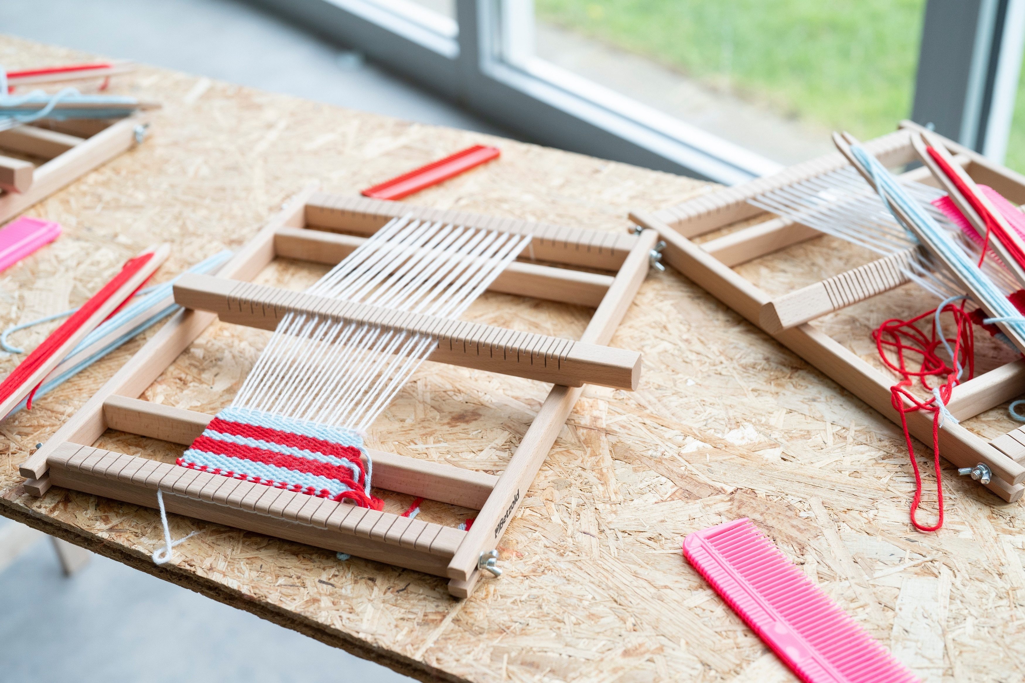 Betzold Lernspielzeug Großer Schul-Webrahmen – 30x40cm Web-Set für Kinder Basteln – Bild 2 von 5