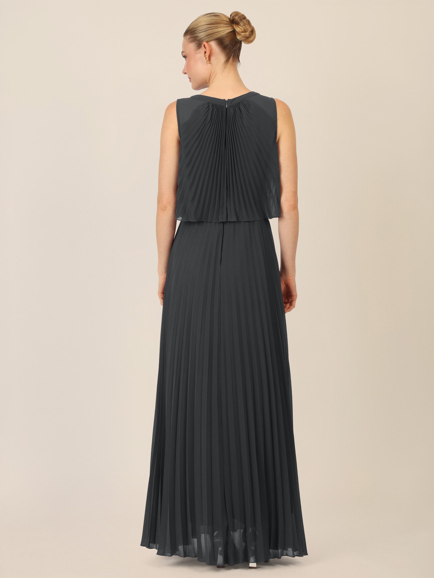 Apart Abendkleid mit Plisseefalten und Lagenoptik