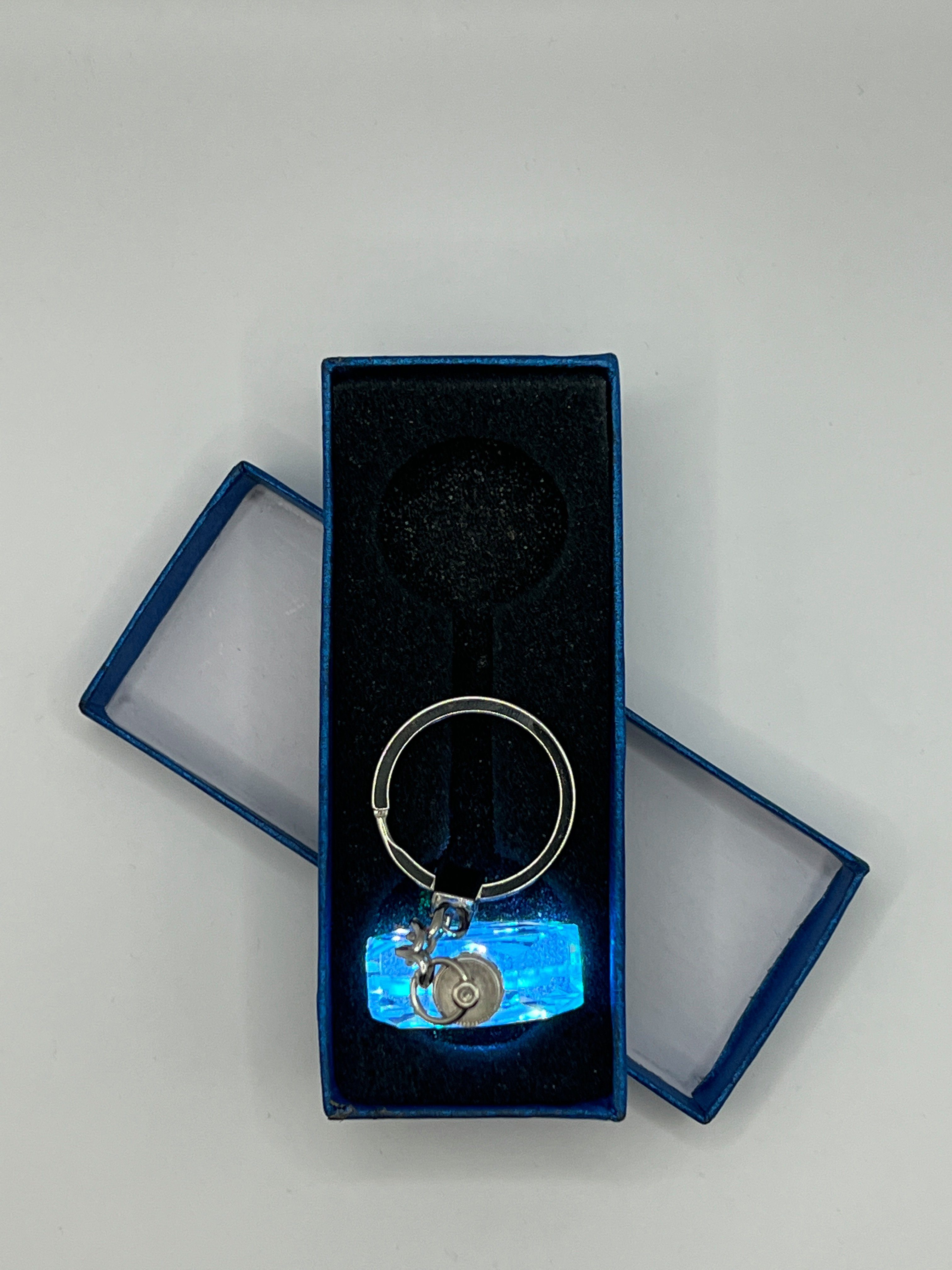 Stelby Schlüsselanhänger Unendlichkeitszeichen mit S Geschenkbox Schlüsselanhänger Multicolor