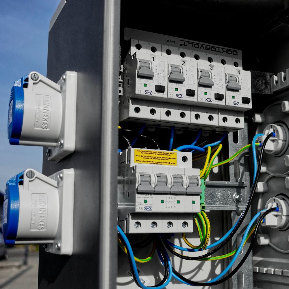 Doktorvolt Gartensteckdose Campingverteiler Campingsäule CV-CAMP FI/LS 4x230 CEE Camp, 1-St., SEZ Hauptschalter 32A 4p