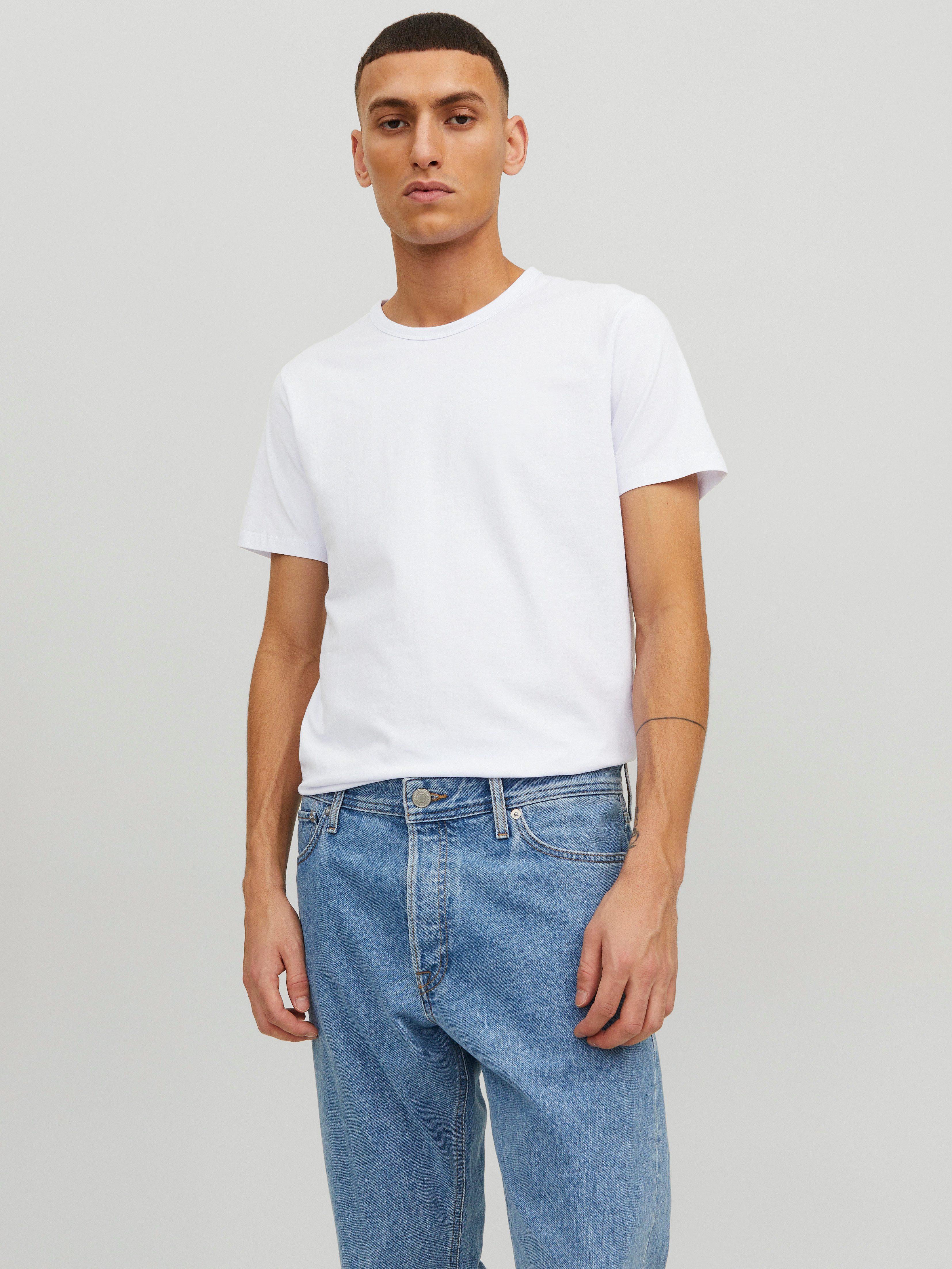 Jack & Jones T-Shirt JJEBASIC mit schmaler Passform für jeden Tag unifarben, modisch, schmal, Baumwollmischung, Rundhals