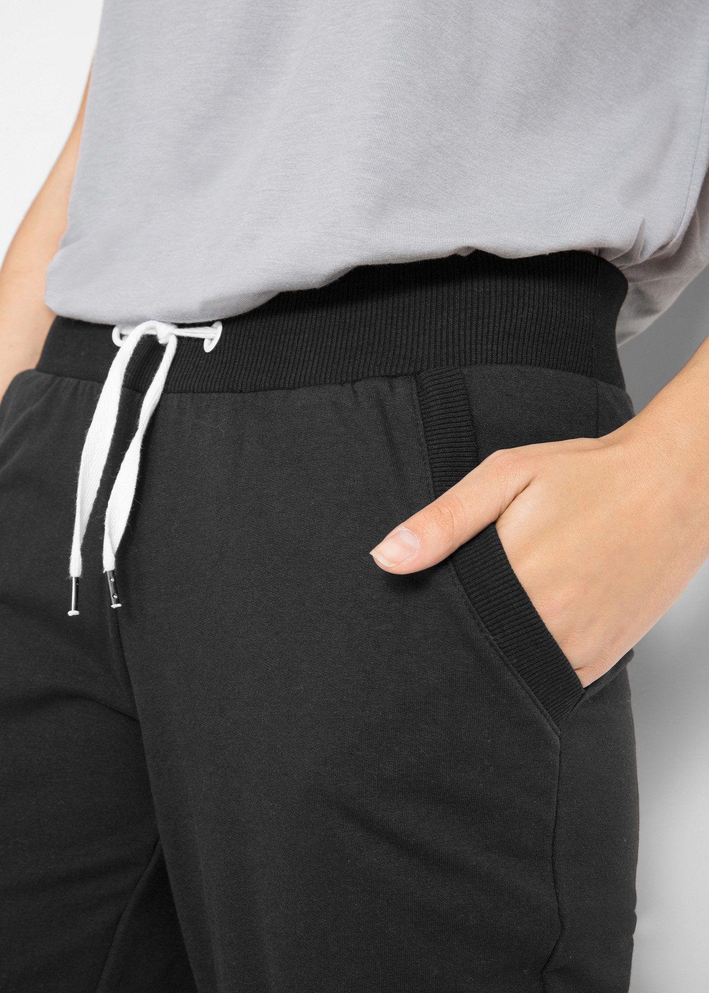 bonprix Sweathose aus Baumwolle und Polyester, Loose Fit, mit Elastik-Bündchen