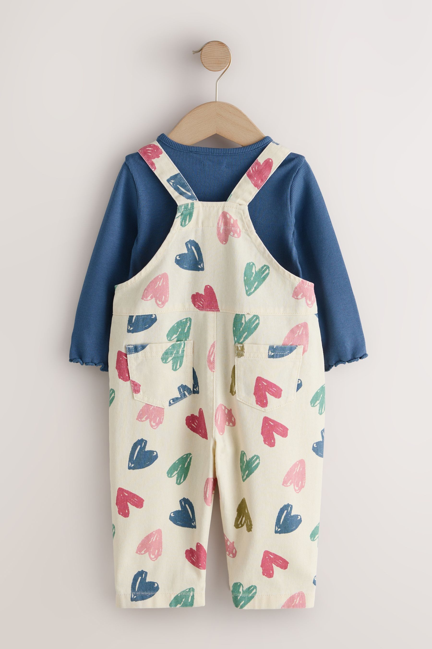 Next Shirt & Hose Latzhose mit Herz-Print und T-Shirt im Set (2-tlg)