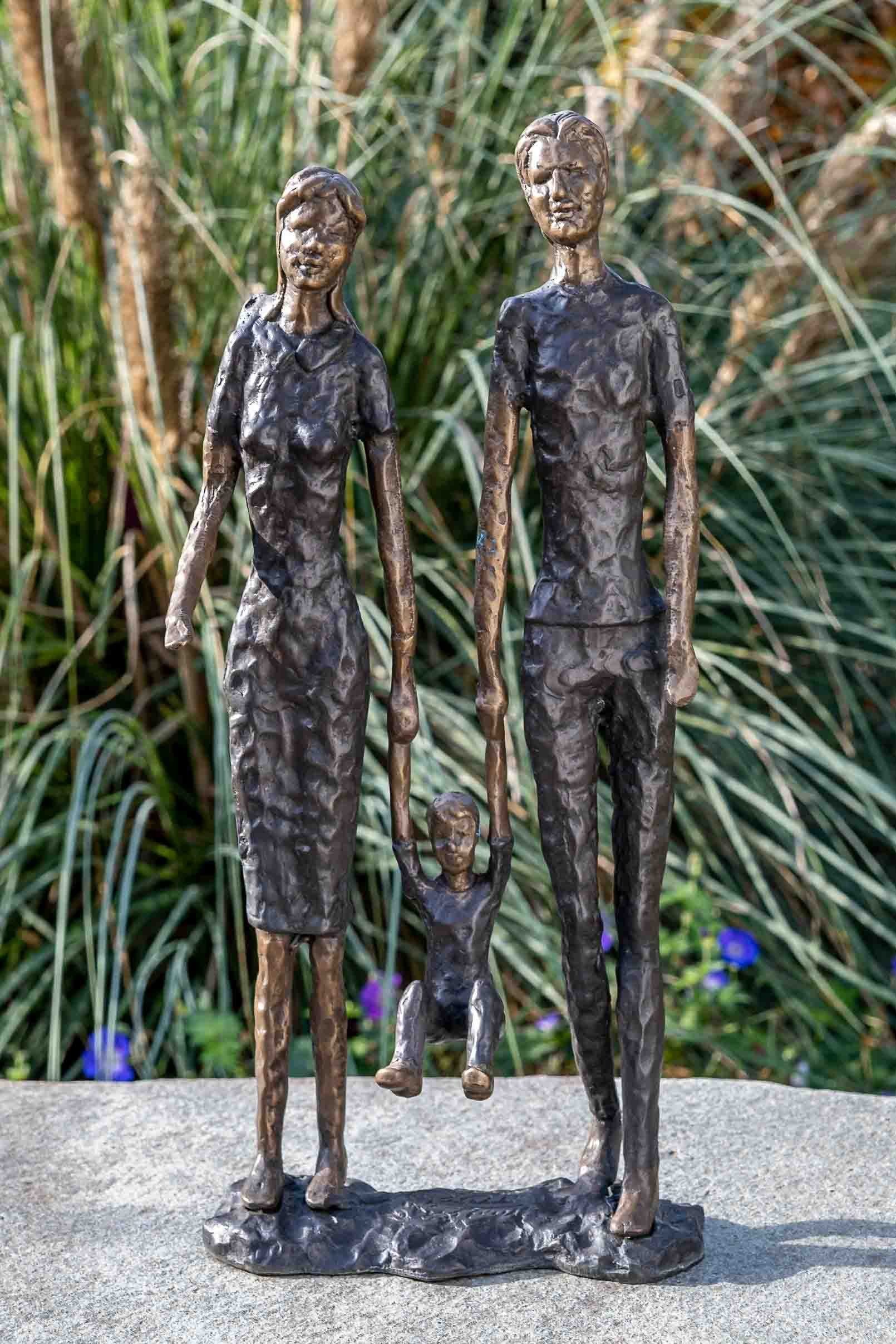 IDYL Gartenfigur IDYL Bronze-Skulptur Abstrakte Familie, Bronze – sehr robust – Langlebig – witterungsbeständig gegen Frost, Regen und UV-Strahlung. Die Modelle werden in Wachsausschmelzverfahren in Bronze gegossen und von Hand patiniert.